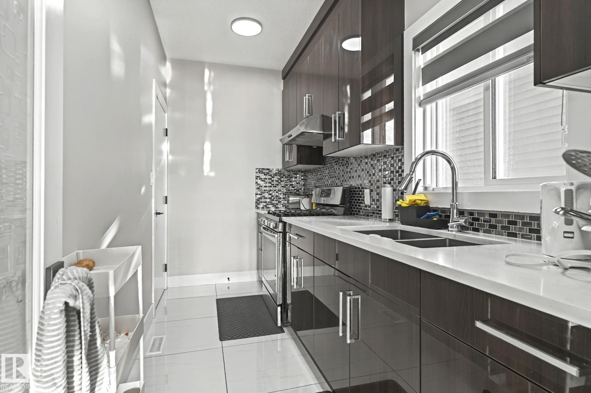 4119 7 Avenue, Edmonton, AB - Indoor Photo Showing Kitchen With Double Sink