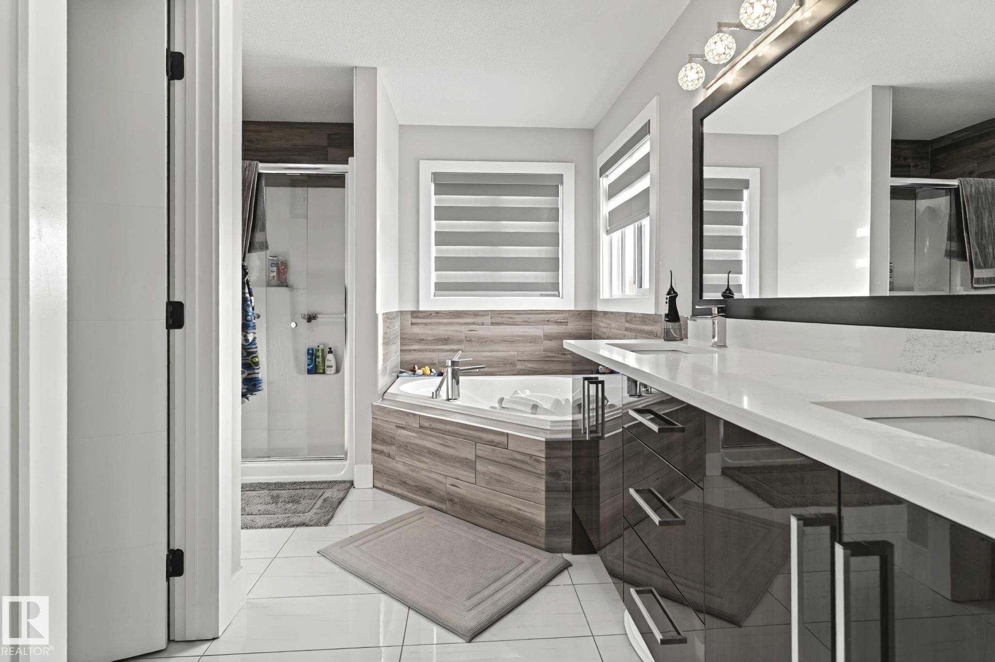 4119 7 Avenue, Edmonton, AB - Indoor Photo Showing Bathroom