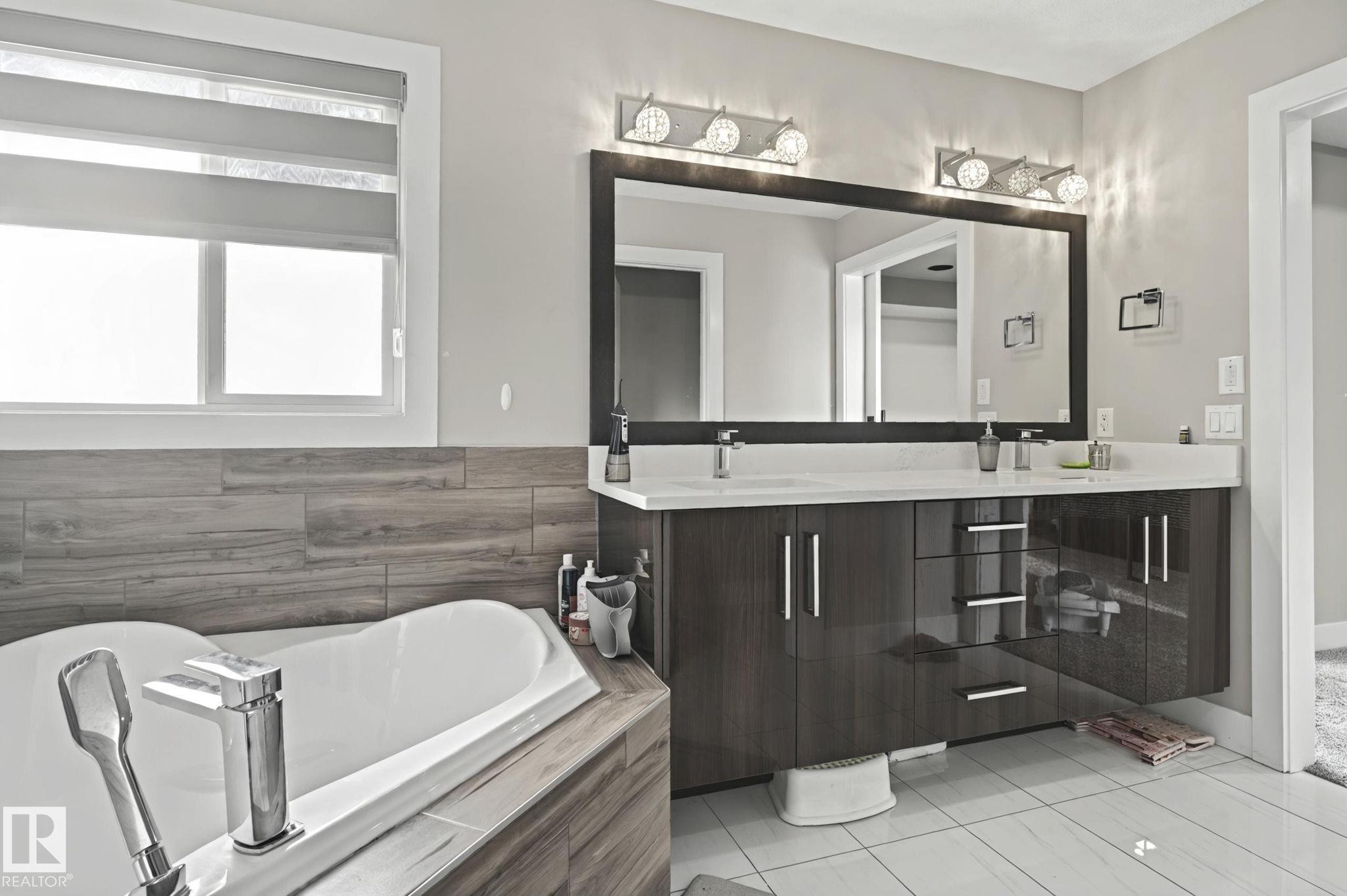 4119 7 Avenue, Edmonton, AB - Indoor Photo Showing Bathroom