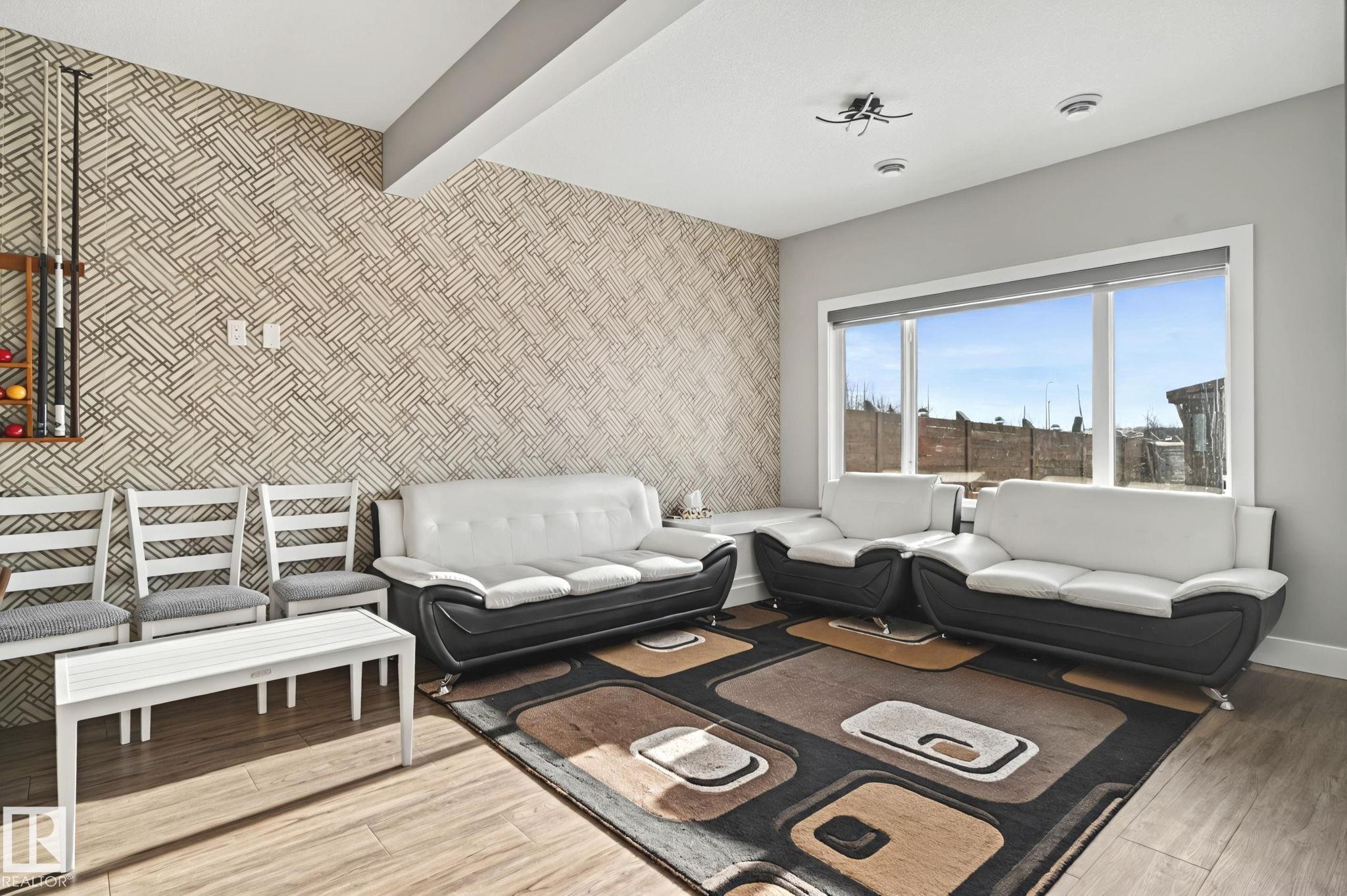 4119 7 Avenue, Edmonton, AB - Indoor Photo Showing Living Room
