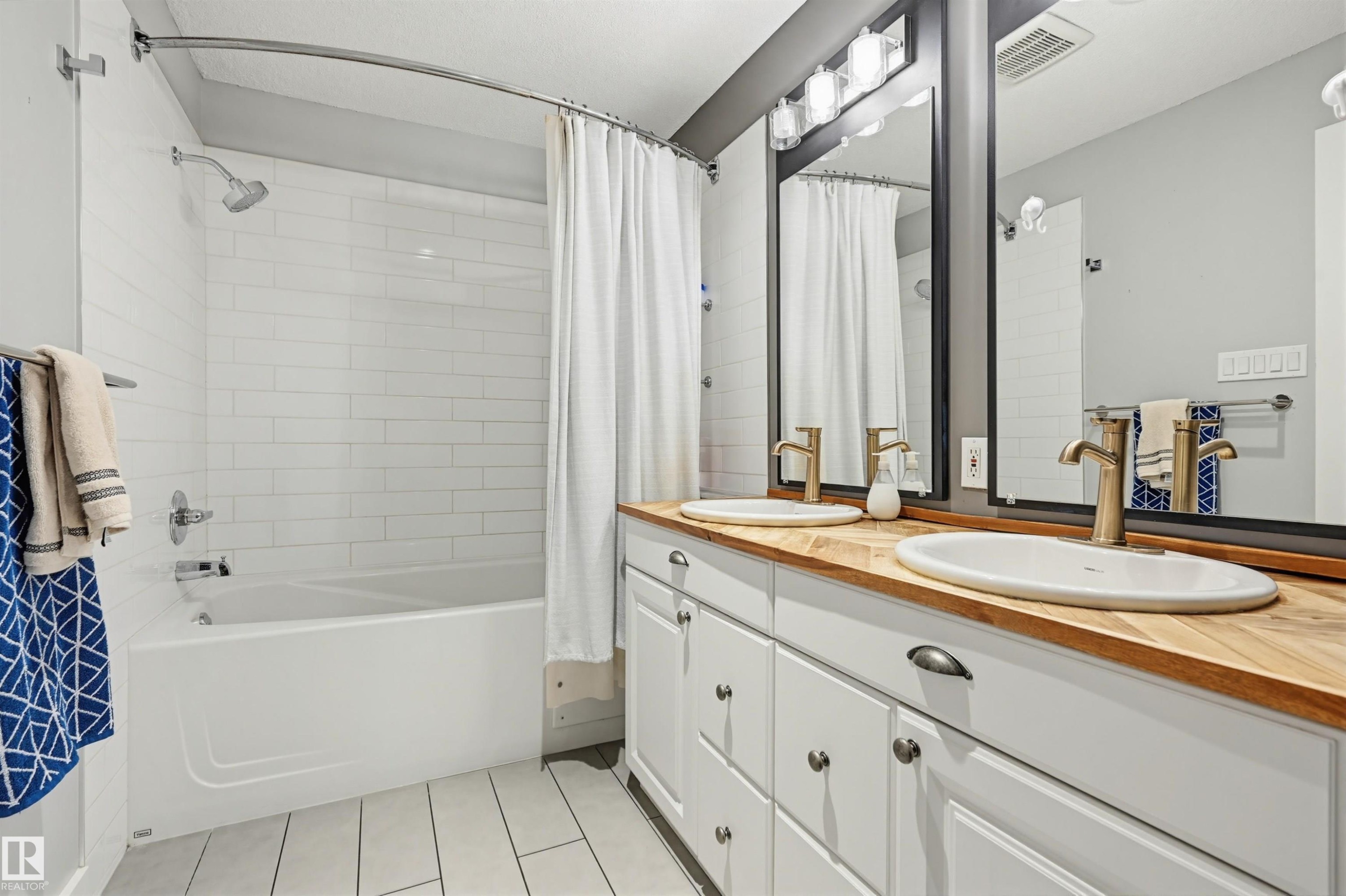 139 Wolf Willow Crescent, Edmonton, AB - Indoor Photo Showing Bathroom