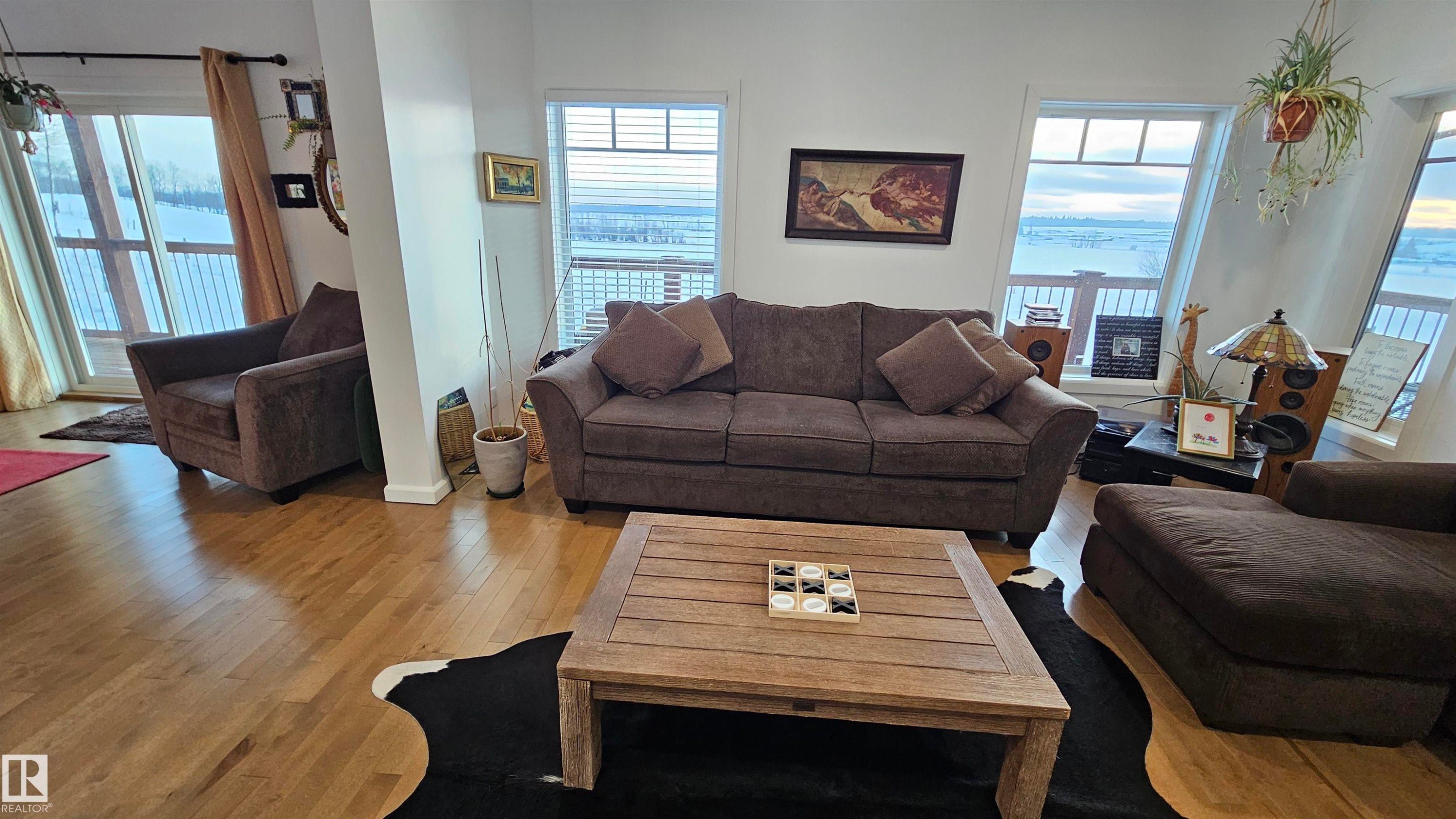 58513 Range Road 231, Rural Thorhild County, AB - Indoor Photo Showing Living Room