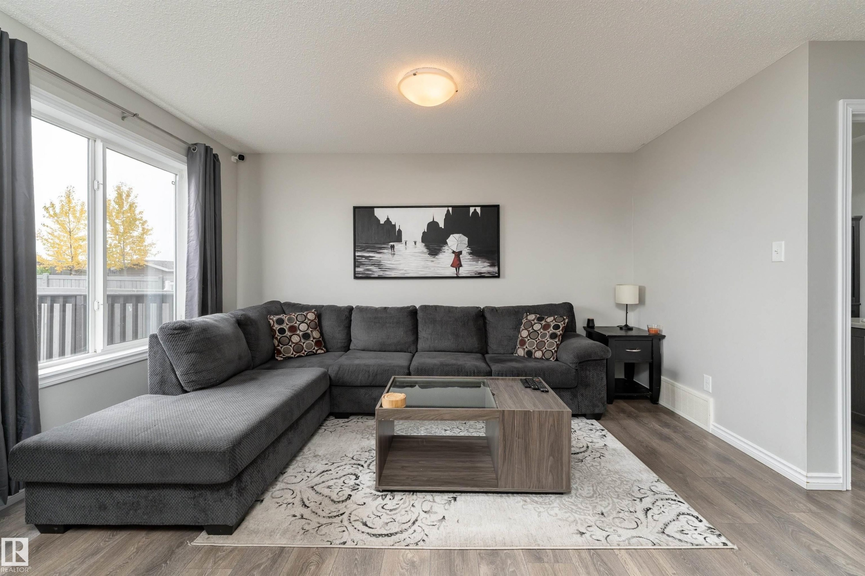 521 Ebbers Way, Edmonton, AB - Indoor Photo Showing Living Room