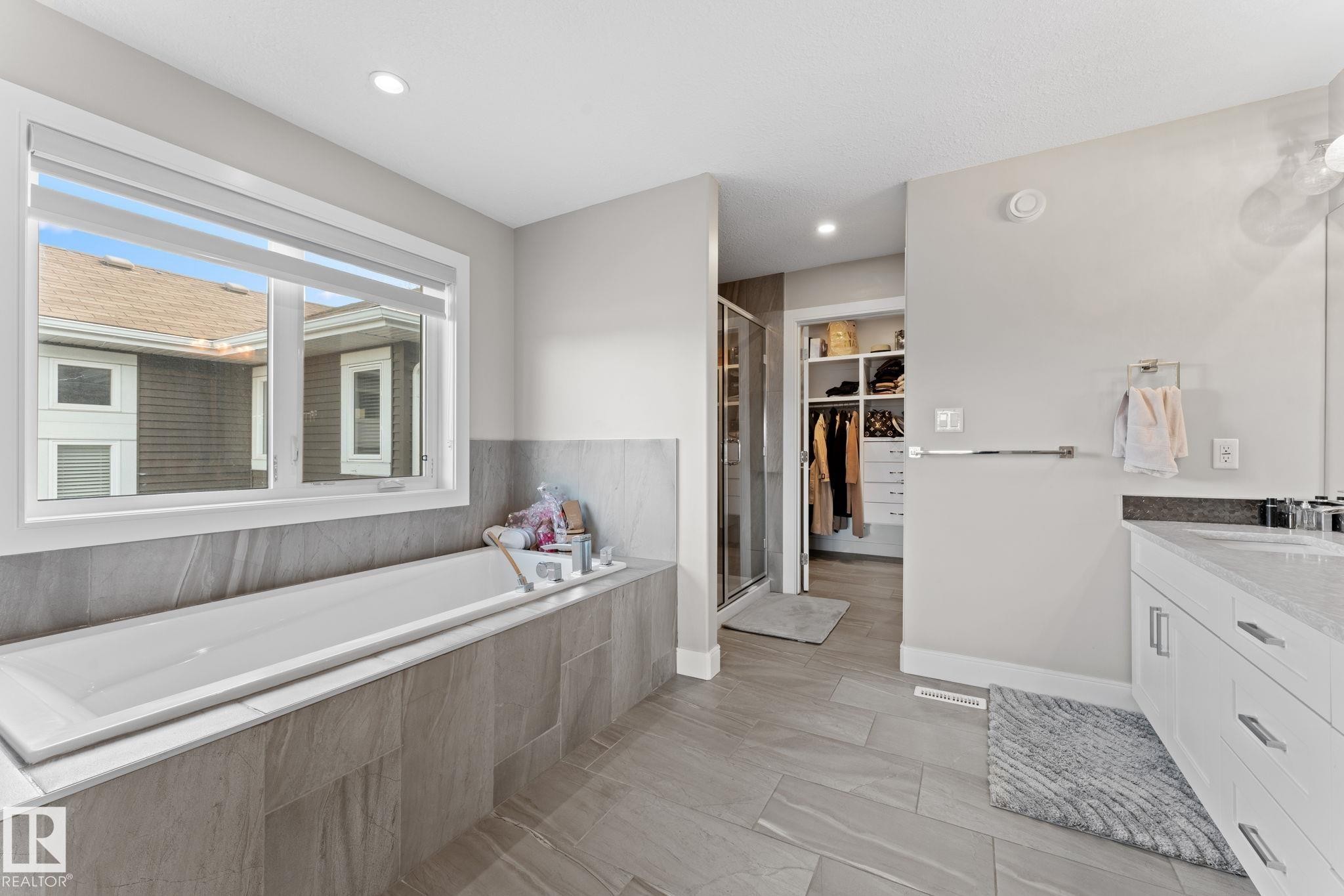 7640 179 Avenue, Edmonton, AB - Indoor Photo Showing Bathroom