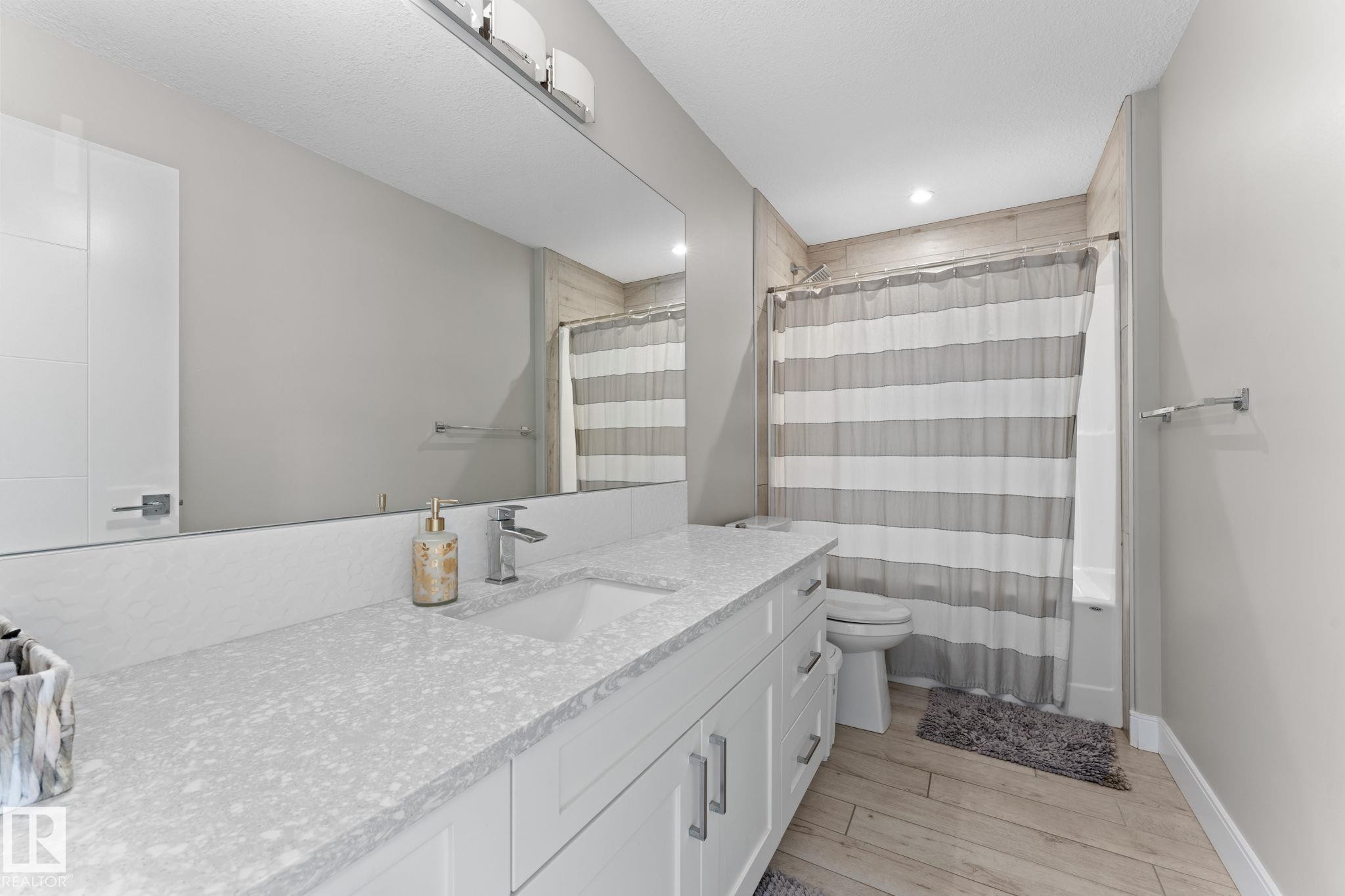 7640 179 Avenue, Edmonton, AB - Indoor Photo Showing Bathroom