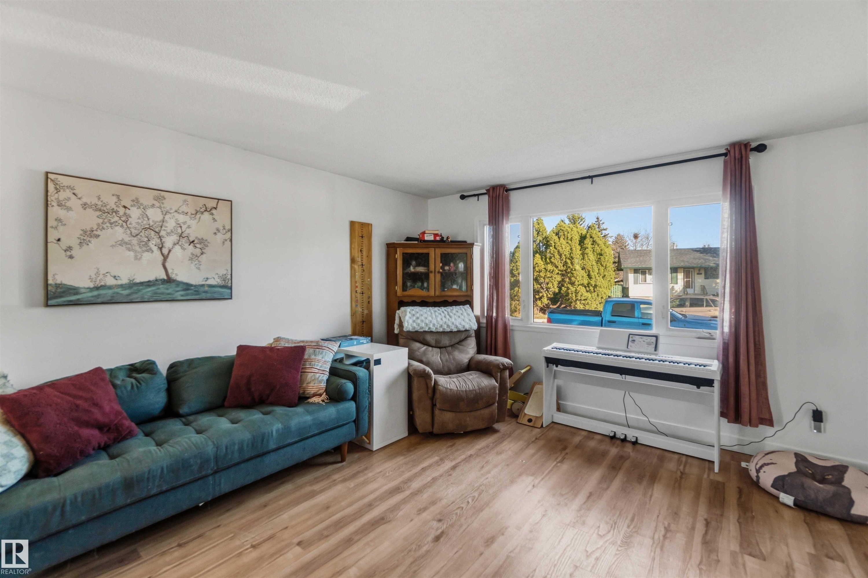 3119 110 Avenue, Edmonton, AB - Indoor Photo Showing Living Room
