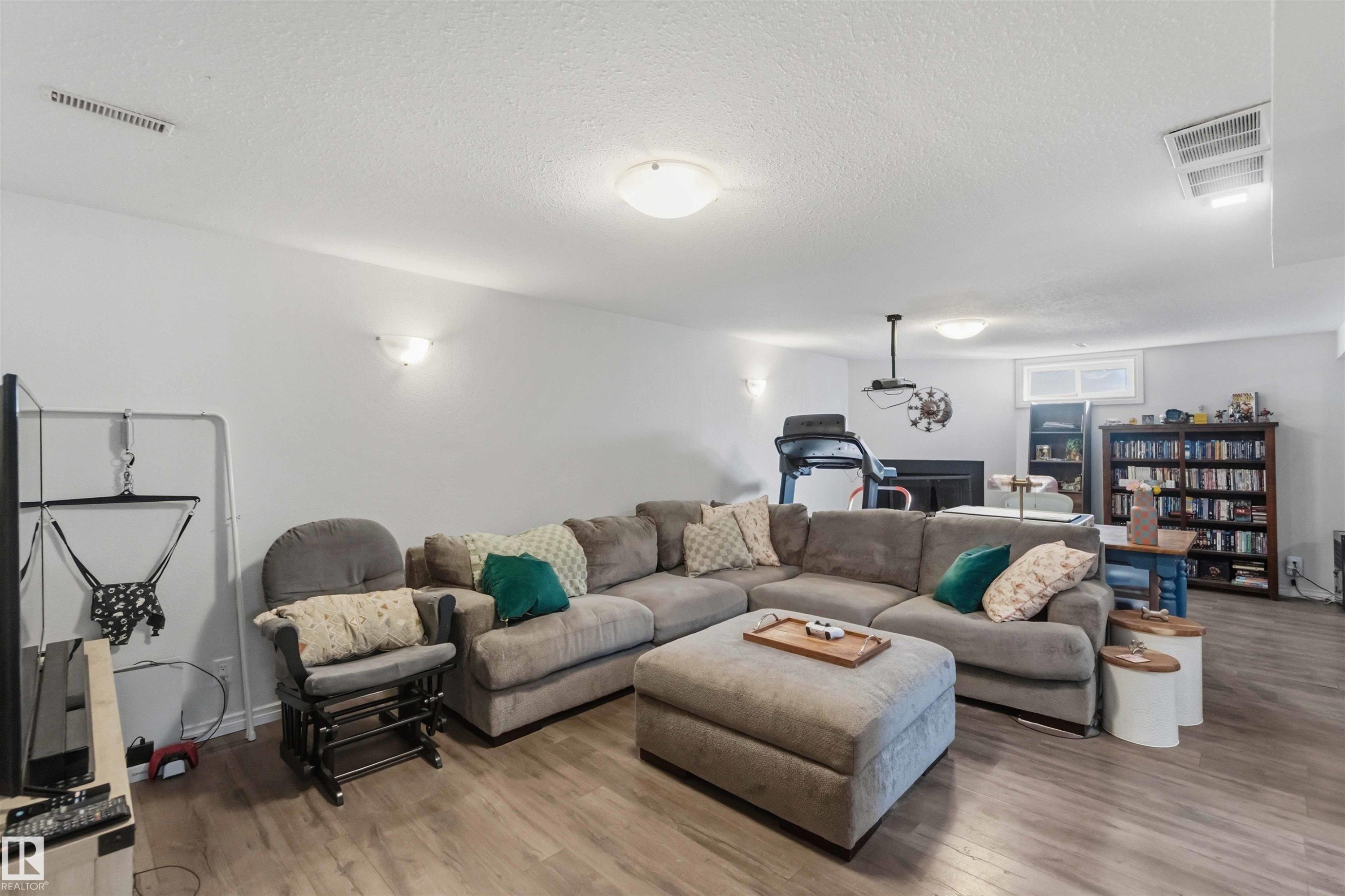 3119 110 Avenue, Edmonton, AB - Indoor Photo Showing Living Room