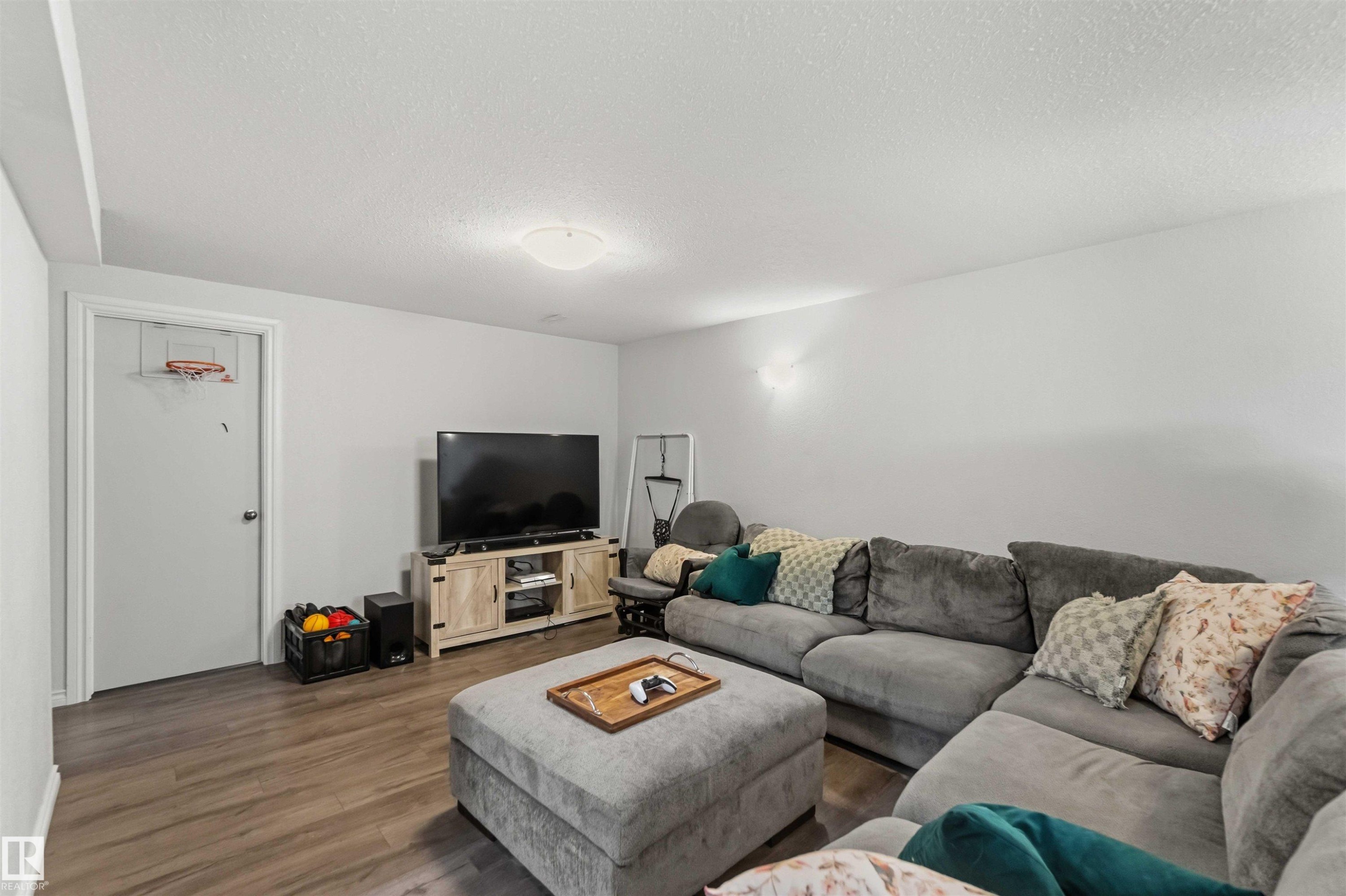 3119 110 Avenue, Edmonton, AB - Indoor Photo Showing Living Room