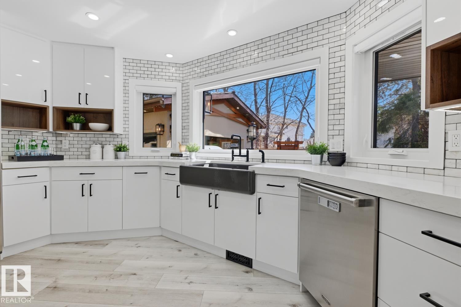 439 Rooney Crescent, Edmonton, AB - Indoor Photo Showing Kitchen