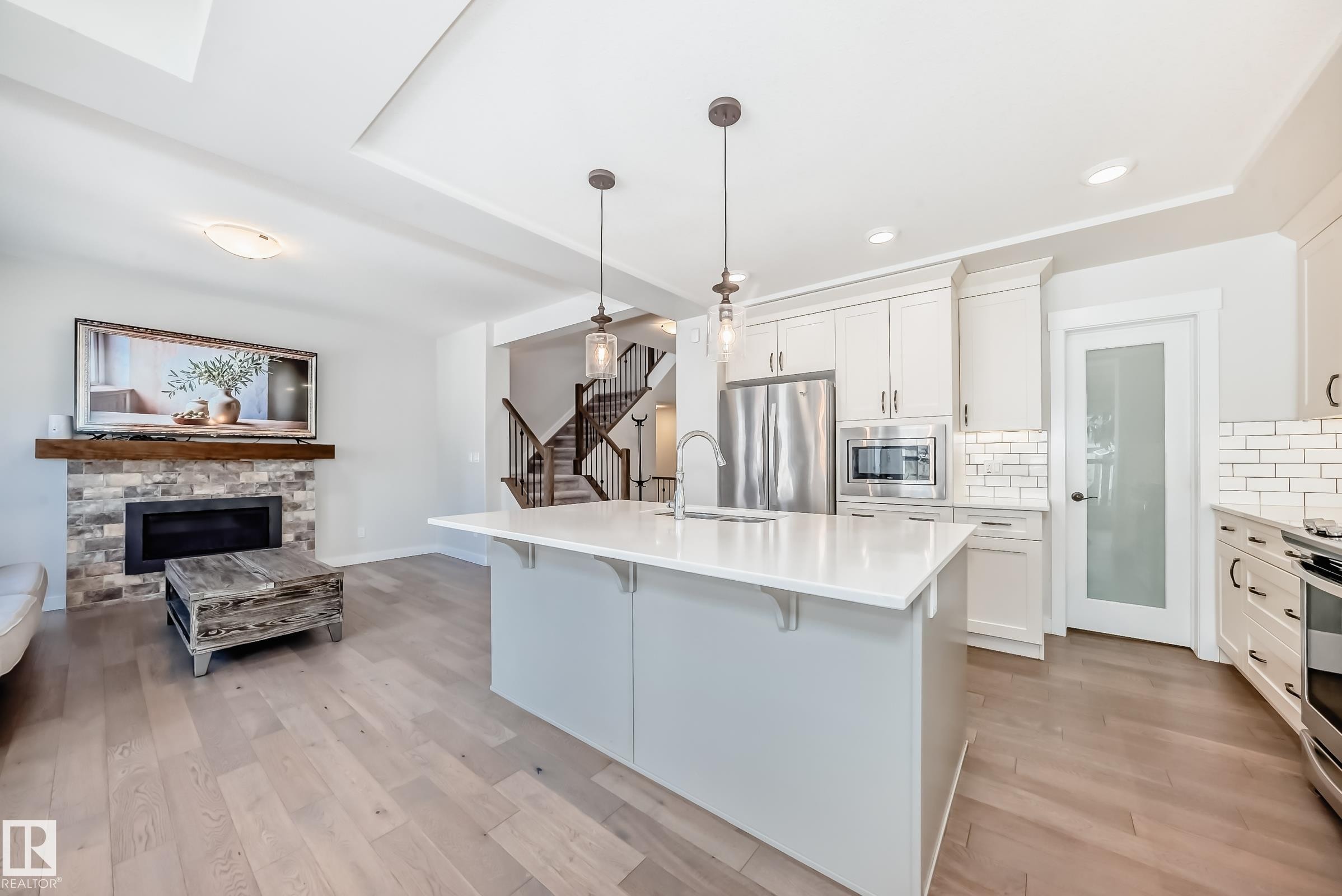 6479 Elston Loop, Edmonton, AB - Indoor Photo Showing Kitchen With Upgraded Kitchen