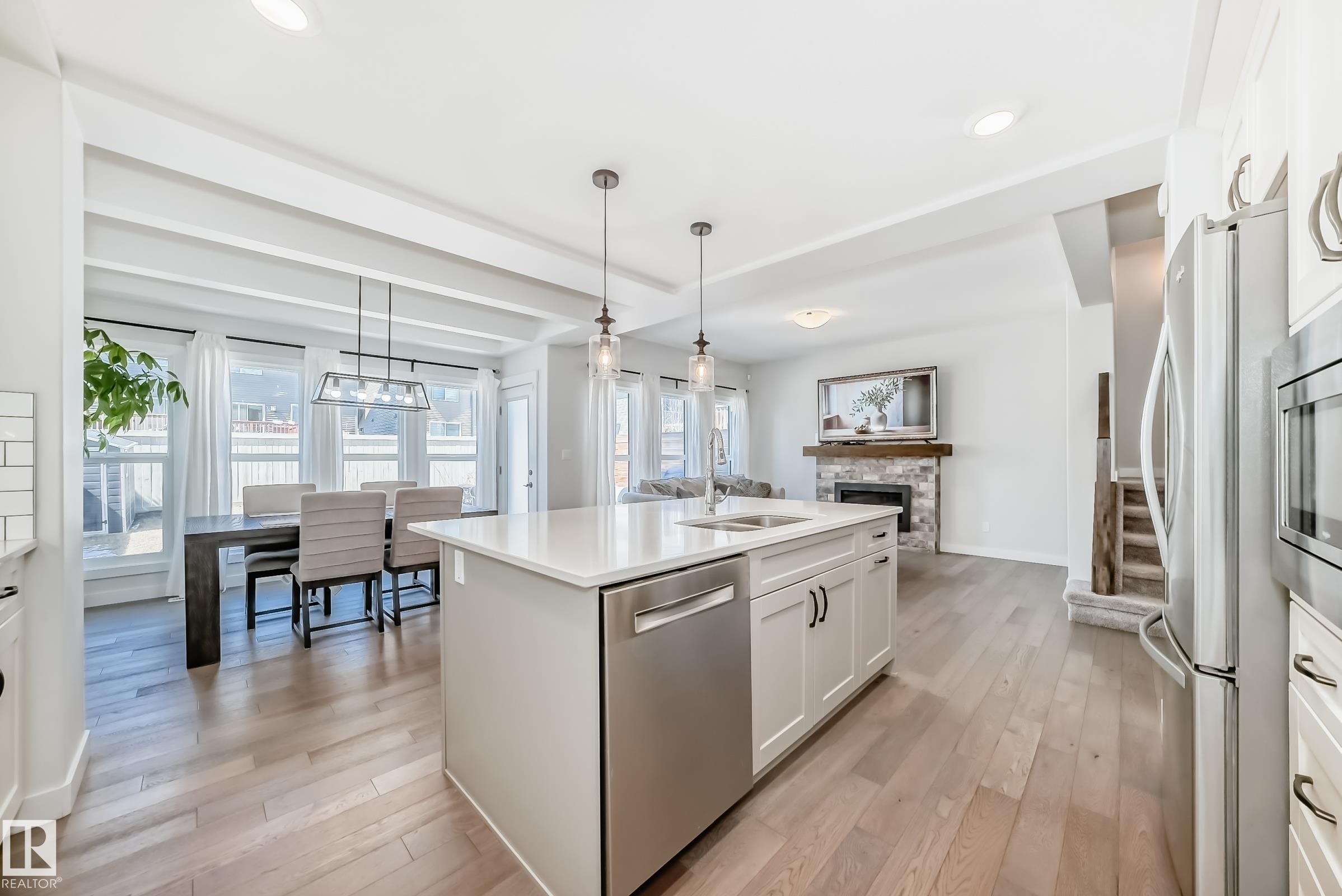 6479 Elston Loop, Edmonton, AB - Indoor Photo Showing Kitchen