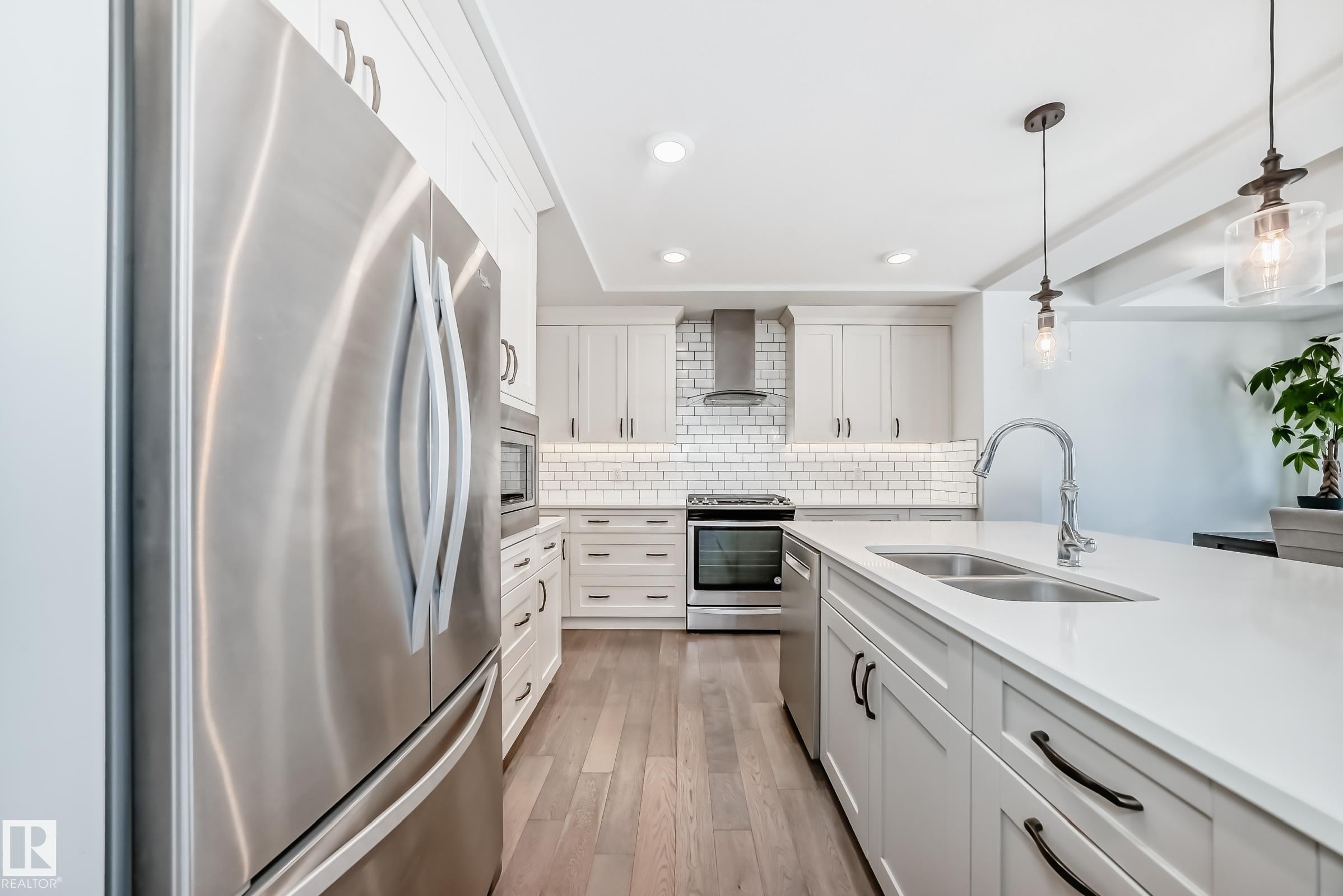 6479 Elston Loop, Edmonton, AB - Indoor Photo Showing Kitchen With Double Sink With Upgraded Kitchen