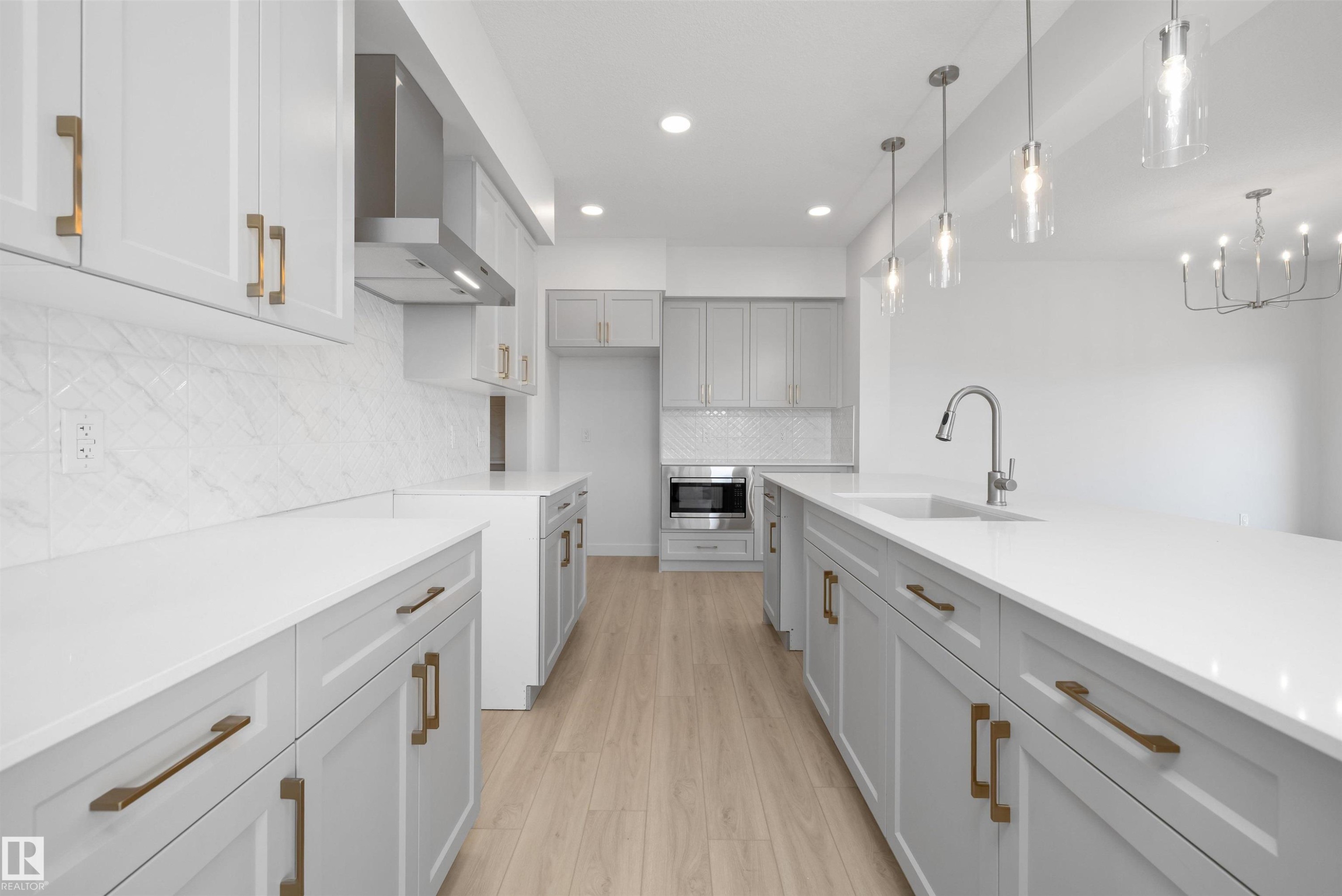 5921 Raven Crescent Nw, Edmonton, AB - Indoor Photo Showing Kitchen With Upgraded Kitchen