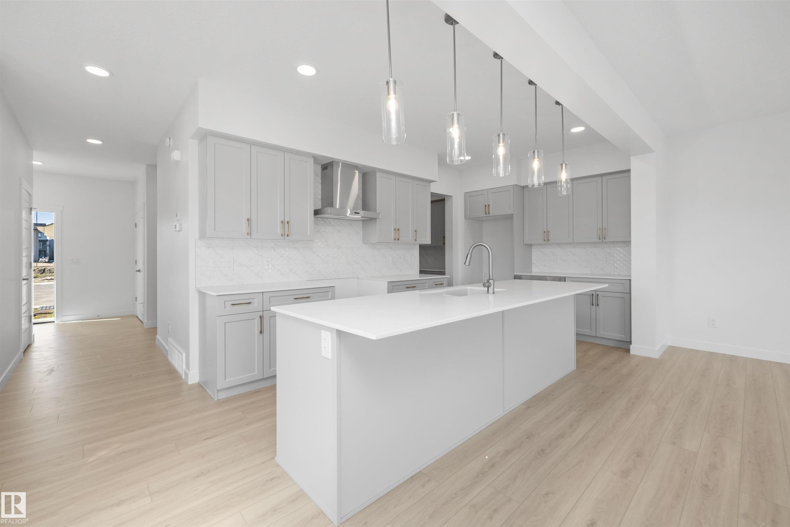 5921 Raven Crescent Nw, Edmonton, AB - Indoor Photo Showing Kitchen With Upgraded Kitchen