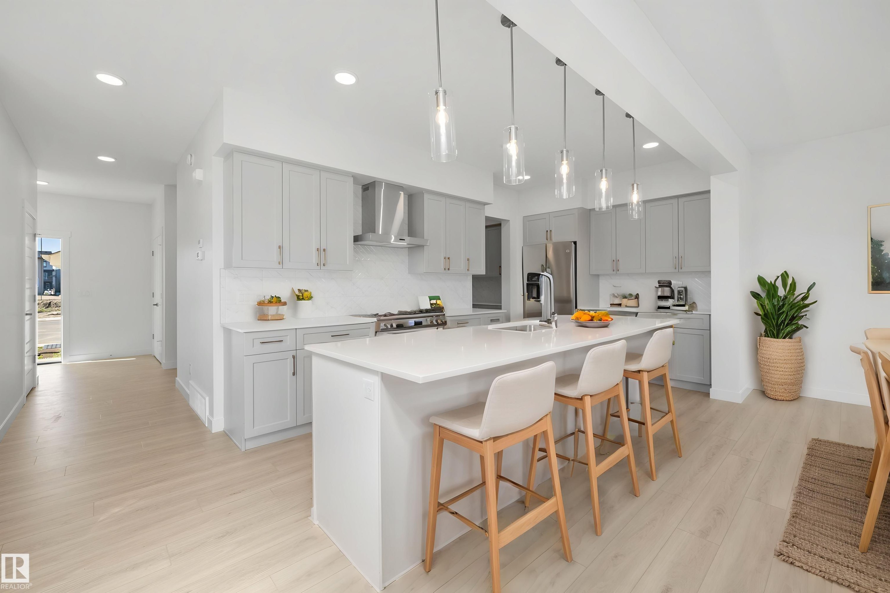 5921 Raven Crescent Nw, Edmonton, AB - Indoor Photo Showing Kitchen With Upgraded Kitchen