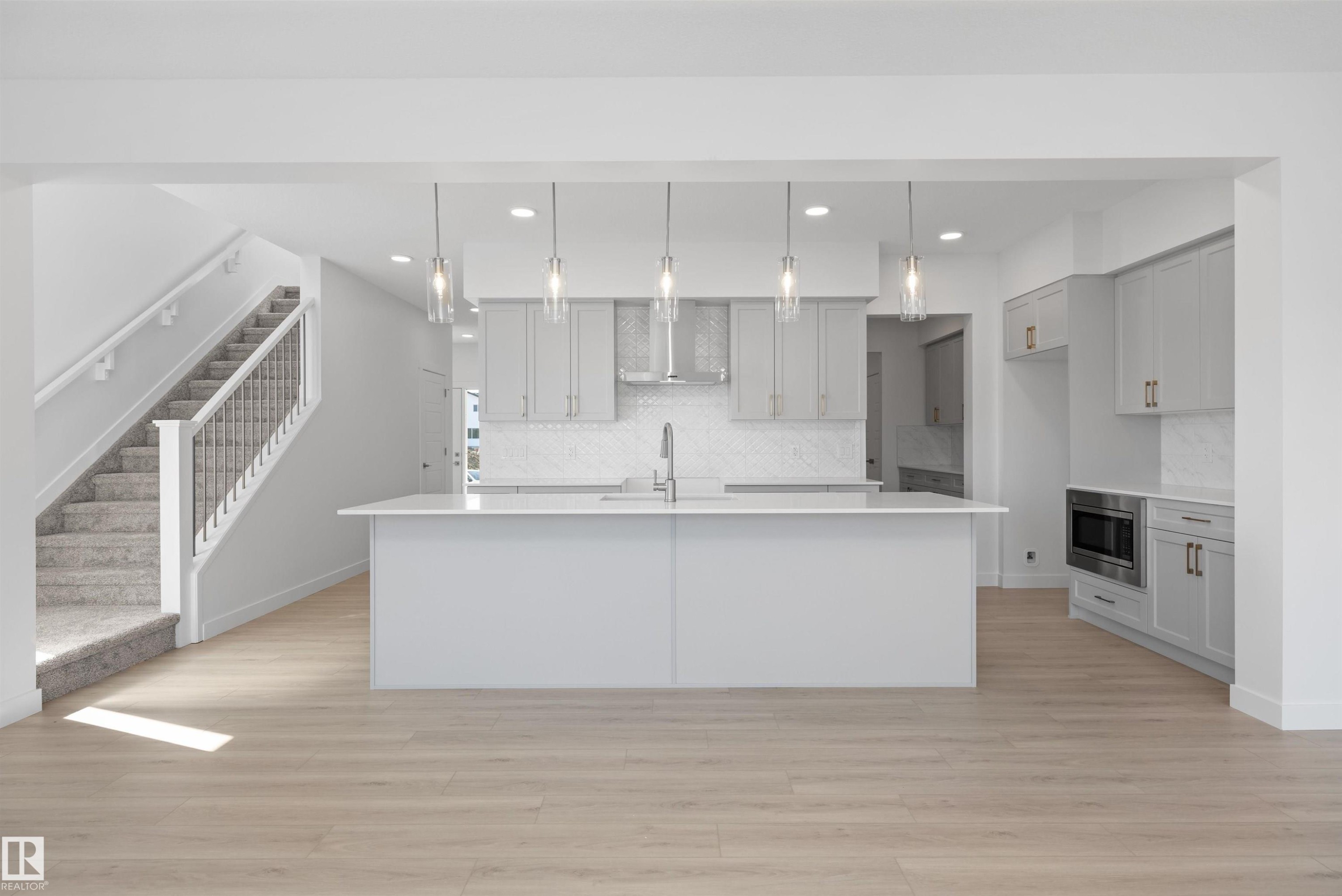 5921 Raven Crescent Nw, Edmonton, AB - Indoor Photo Showing Kitchen With Upgraded Kitchen
