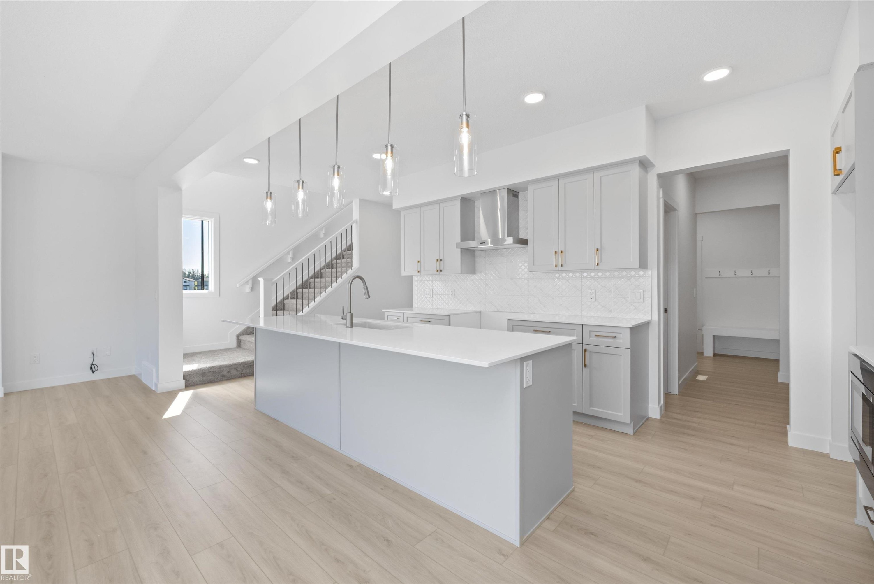 5921 Raven Crescent Nw, Edmonton, AB - Indoor Photo Showing Kitchen With Upgraded Kitchen