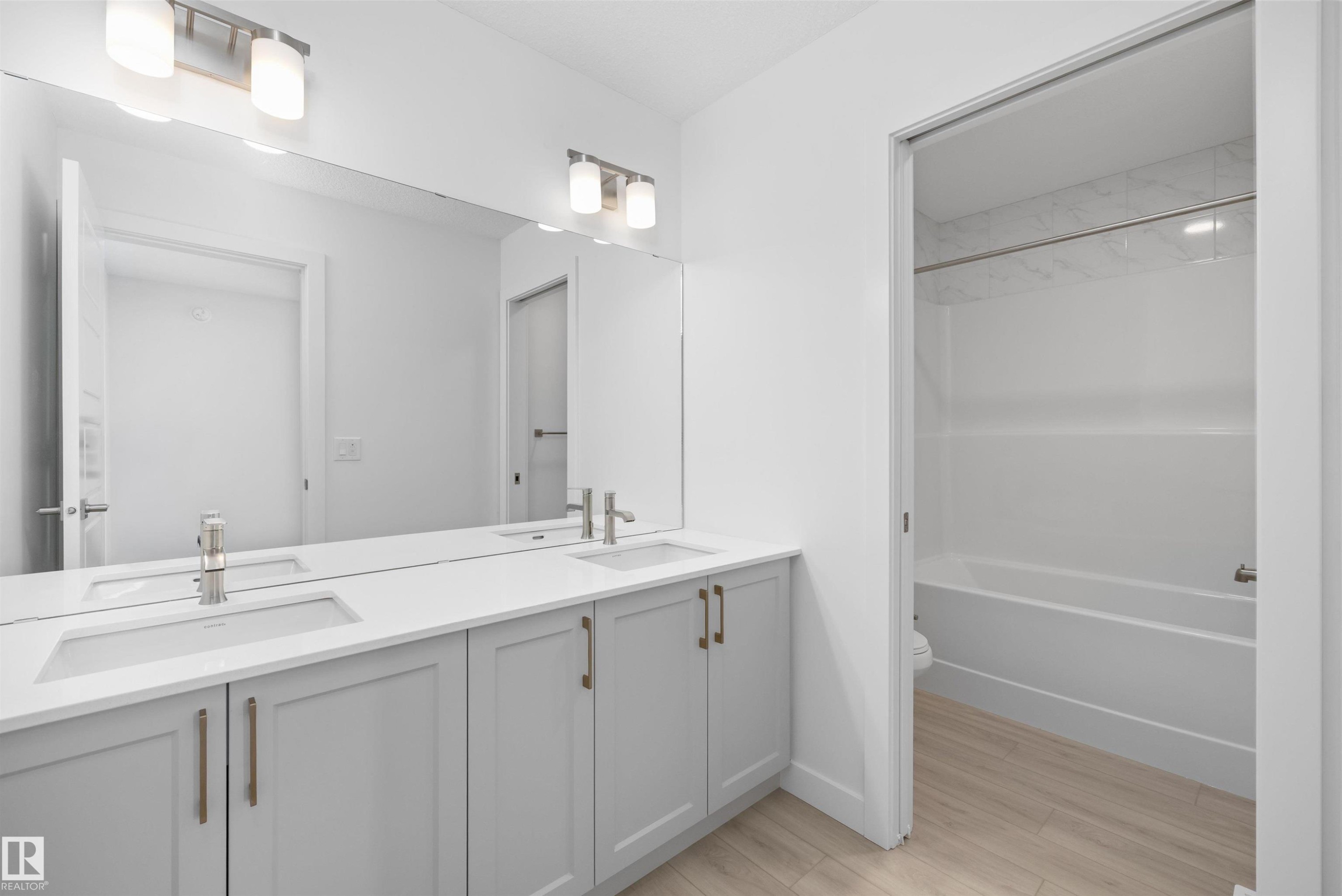5921 Raven Crescent Nw, Edmonton, AB - Indoor Photo Showing Bathroom