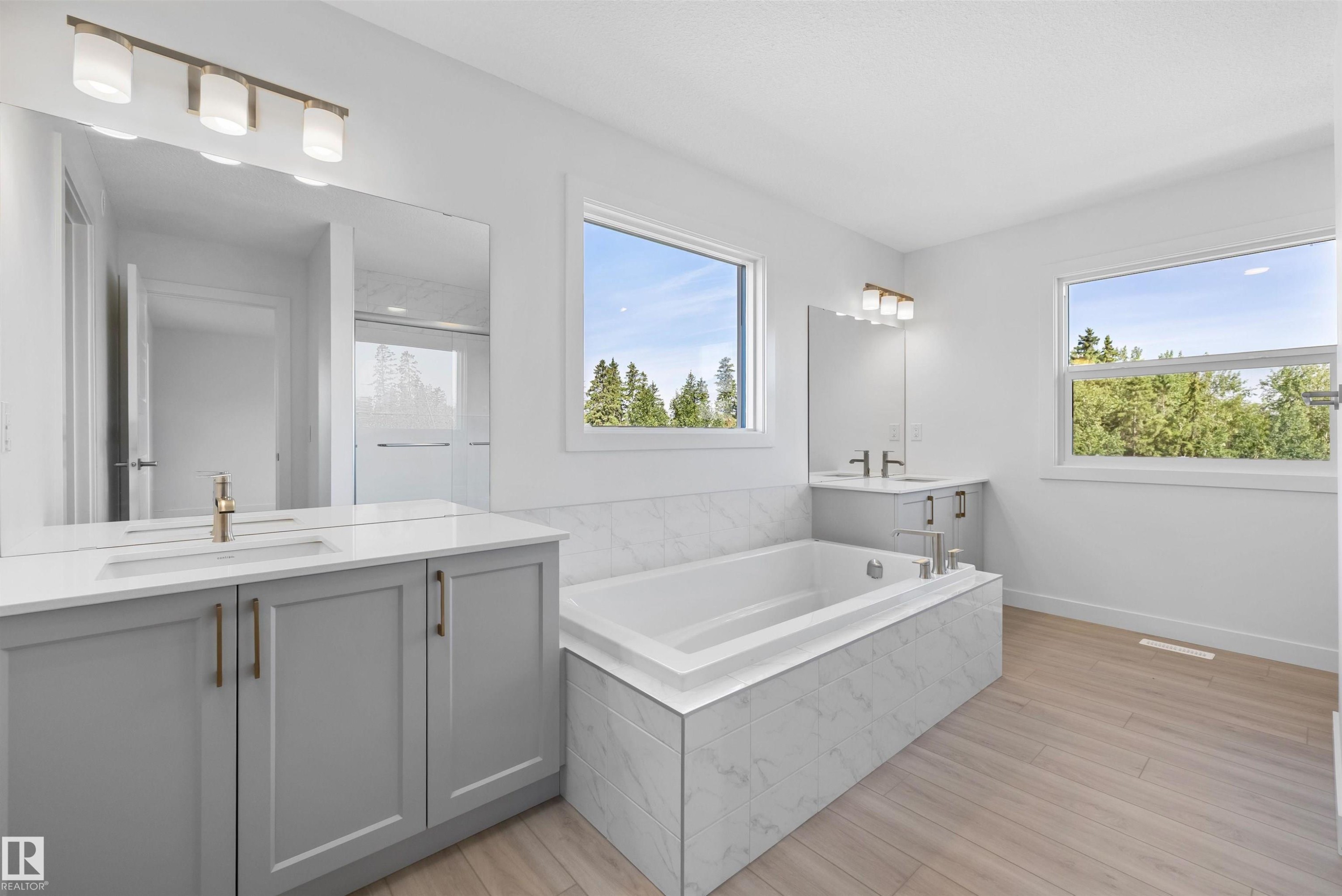 5921 Raven Crescent Nw, Edmonton, AB - Indoor Photo Showing Bathroom