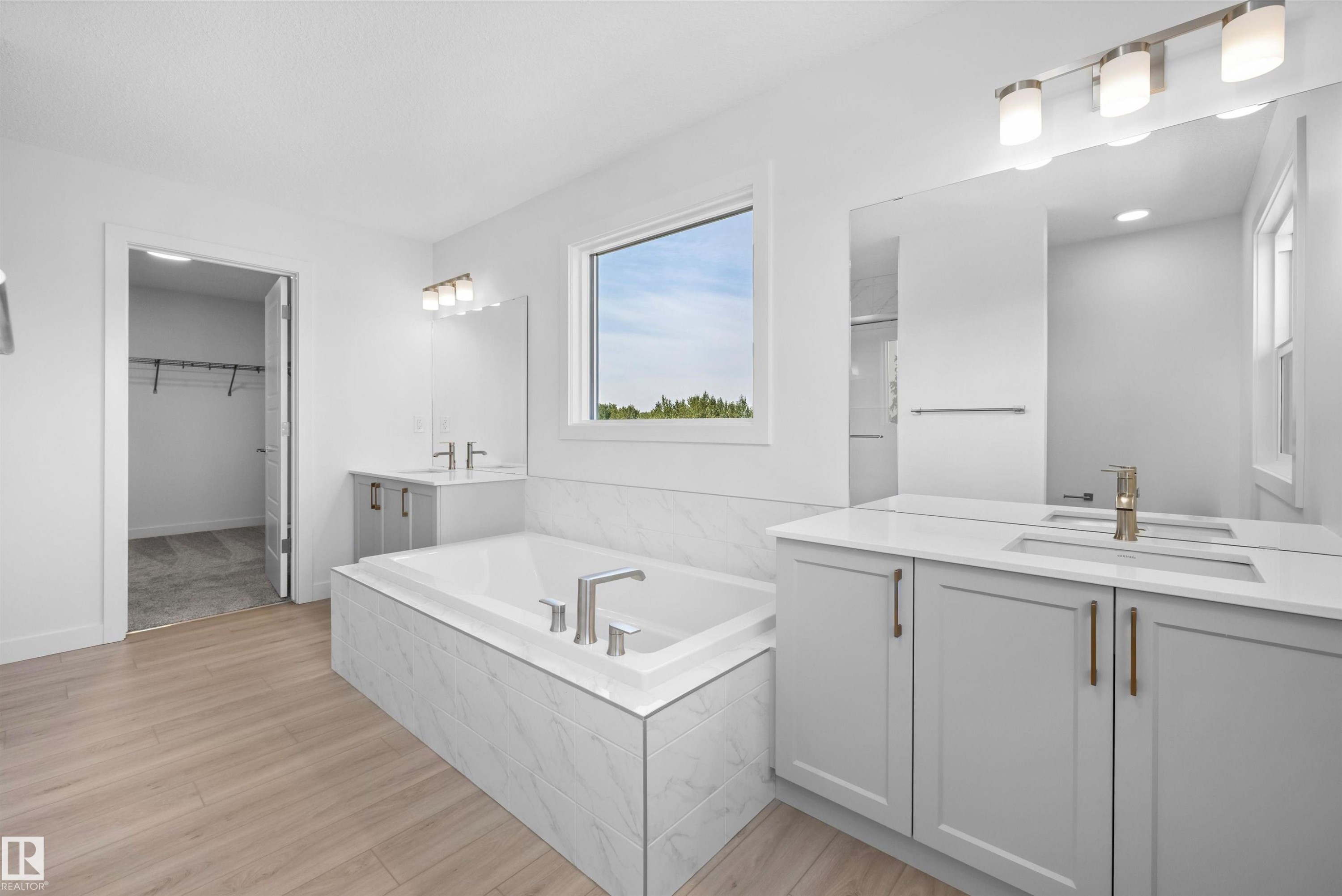 5921 Raven Crescent Nw, Edmonton, AB - Indoor Photo Showing Bathroom