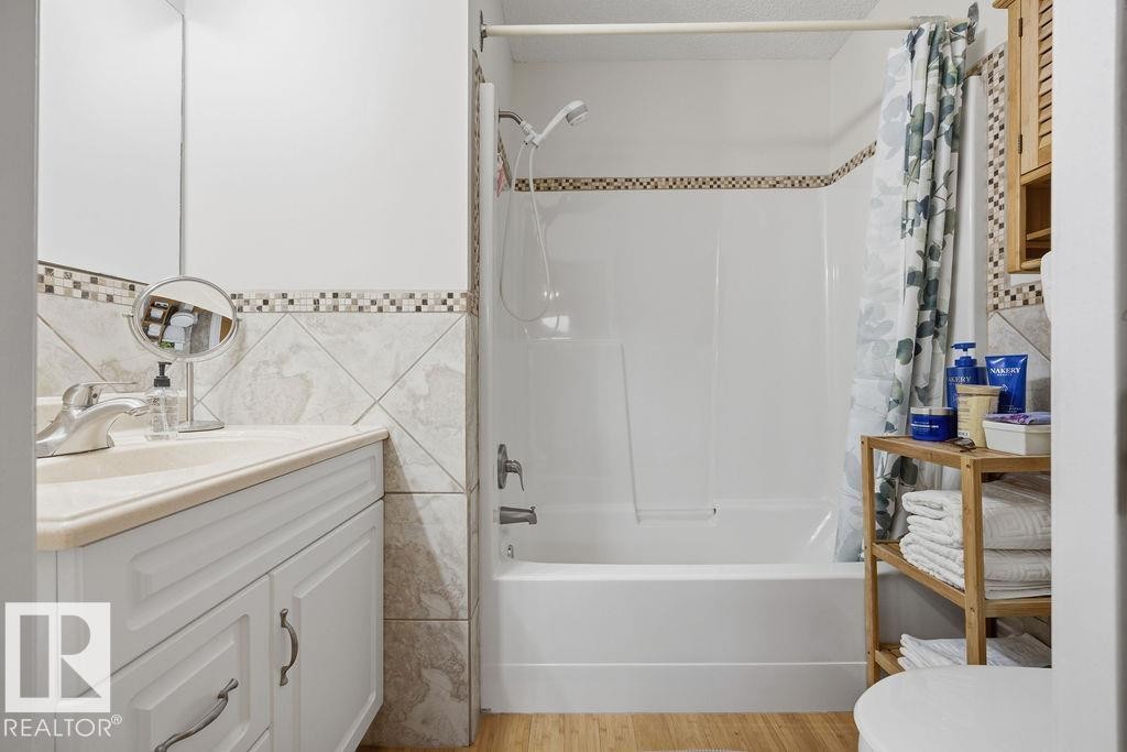 17624 96 Avenue, Edmonton, AB - Indoor Photo Showing Bathroom