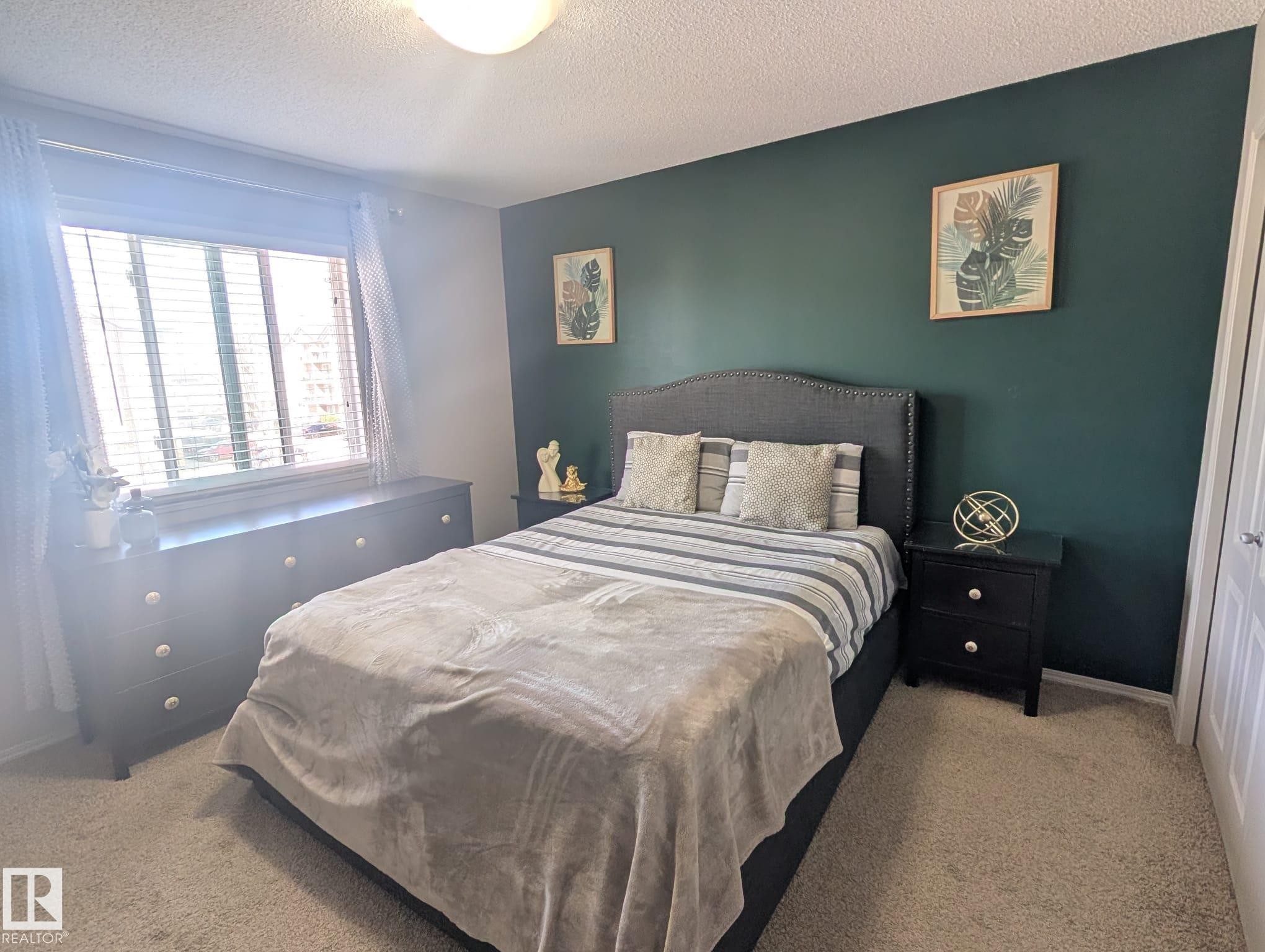 3336 17B Avenue Nw, Edmonton, AB - Indoor Photo Showing Bedroom