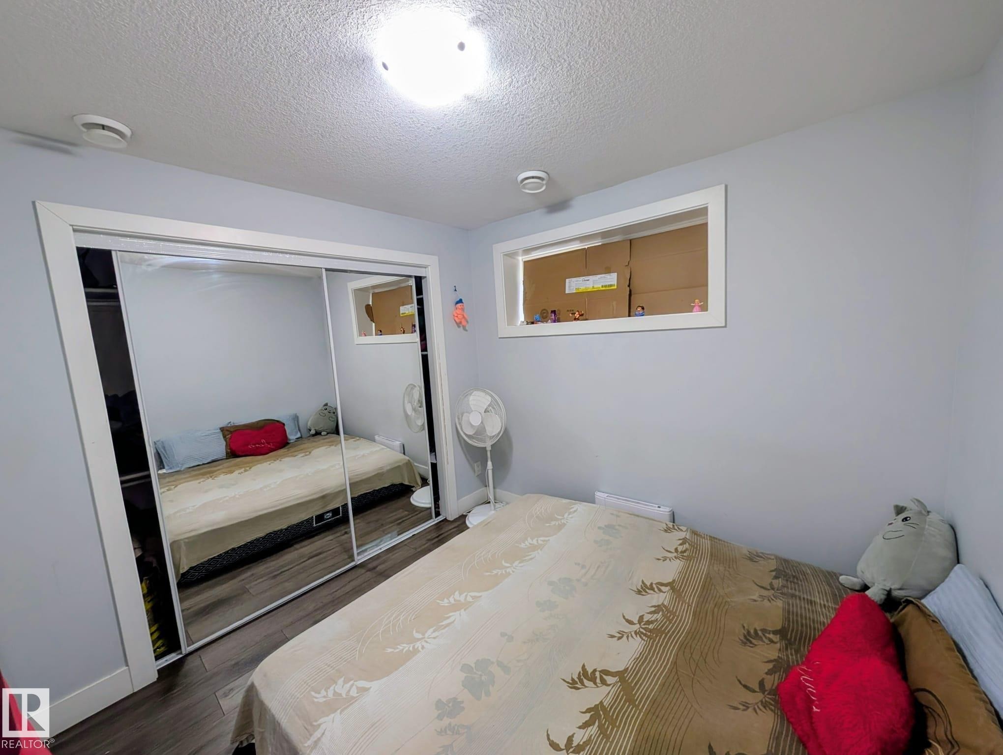 3336 17B Avenue Nw, Edmonton, AB - Indoor Photo Showing Bedroom