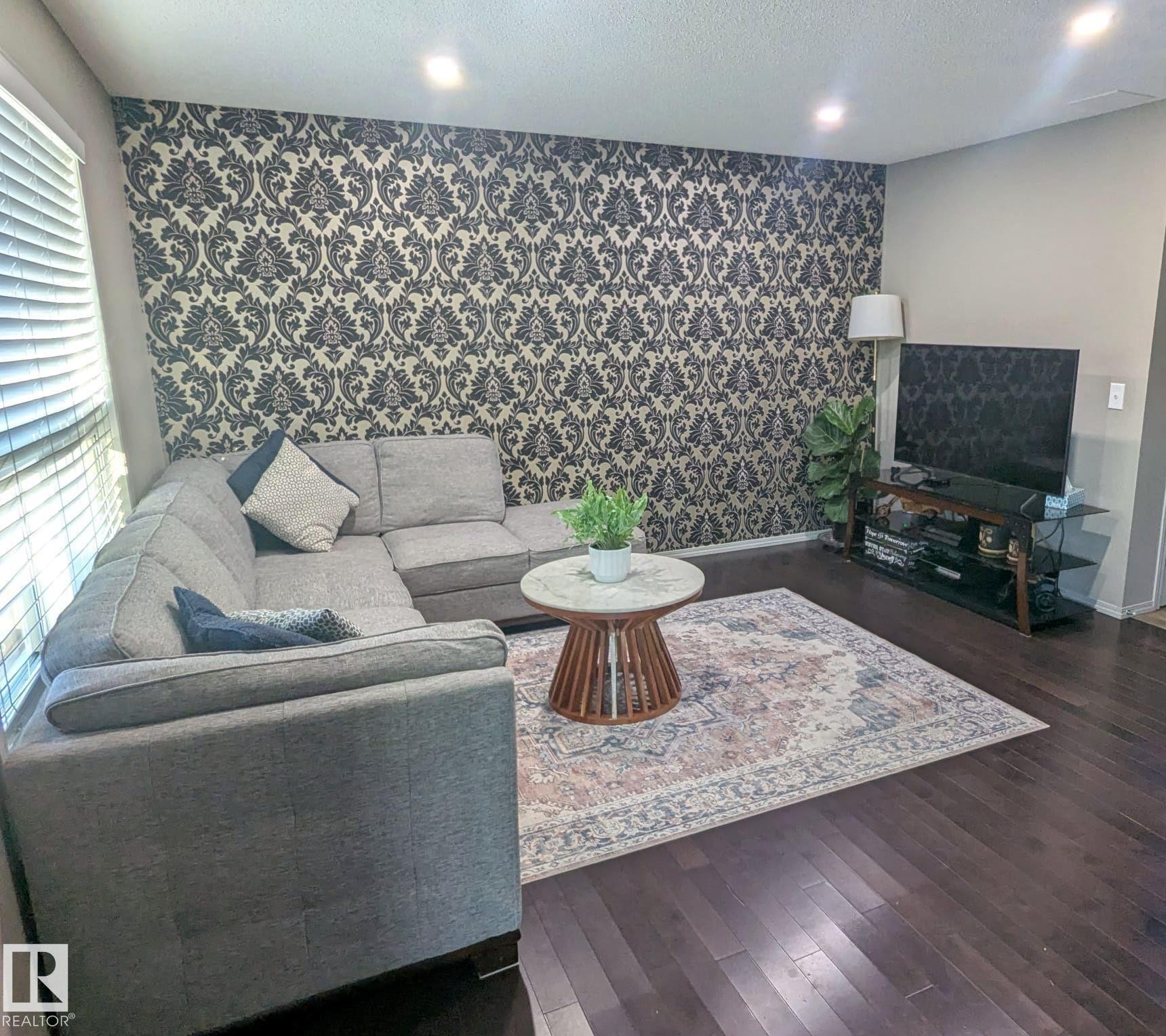 3336 17B Avenue Nw, Edmonton, AB - Indoor Photo Showing Living Room