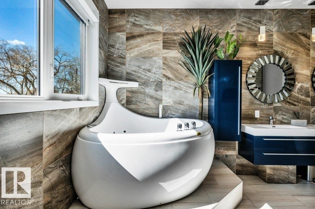 10920 96 Street, Edmonton, AB - Indoor Photo Showing Bathroom