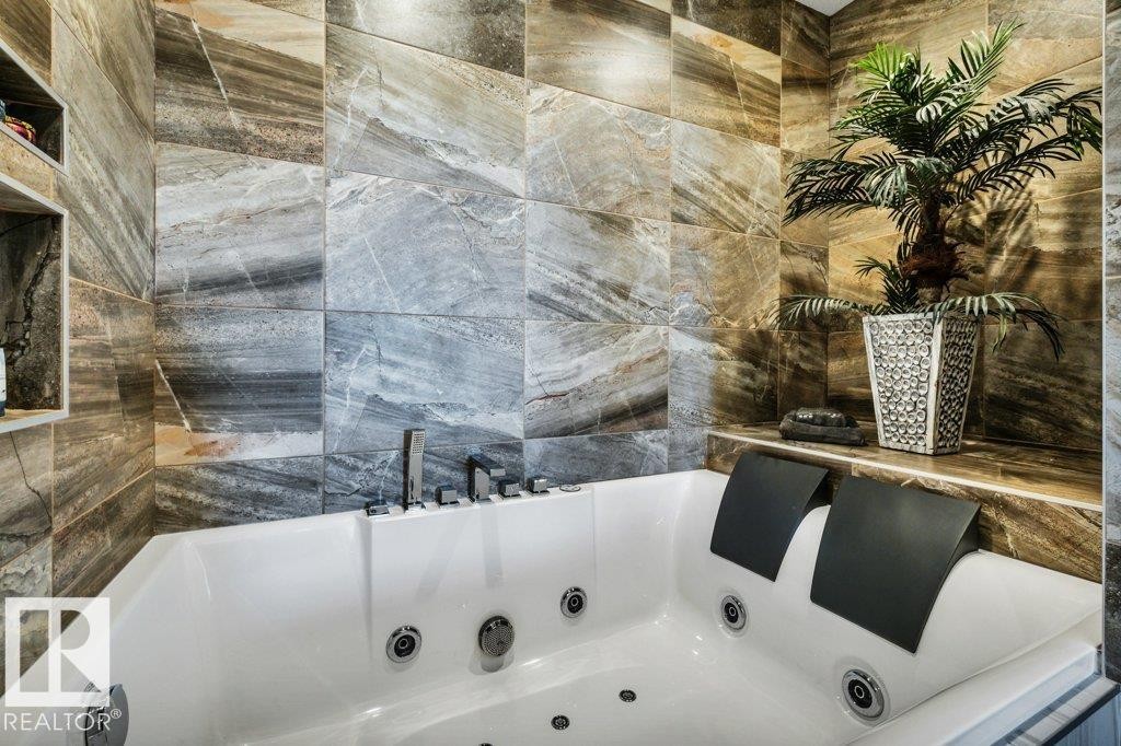 10920 96 Street, Edmonton, AB - Indoor Photo Showing Bathroom