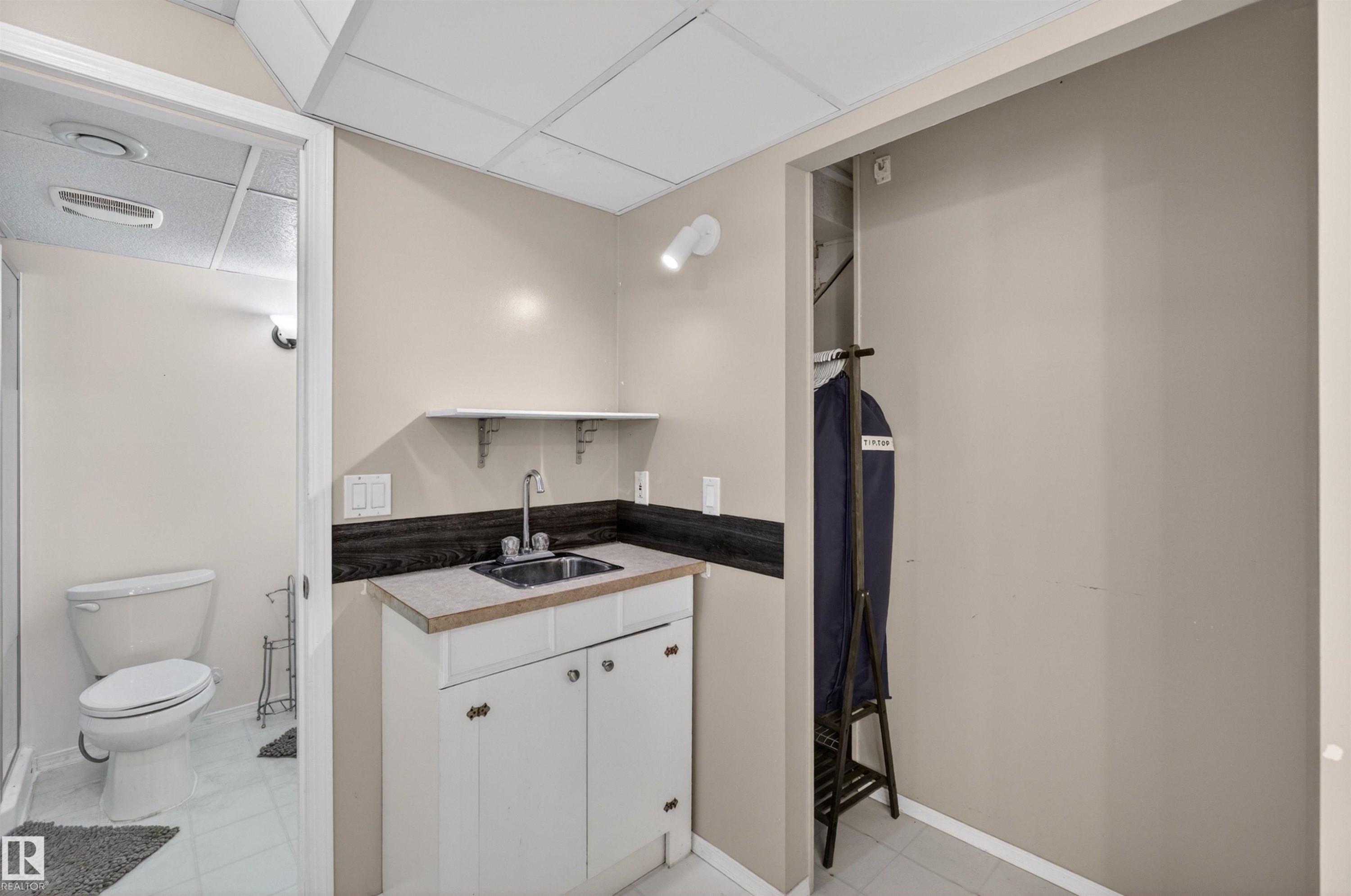 874 Ryan Place, Edmonton, AB - Indoor Photo Showing Bathroom