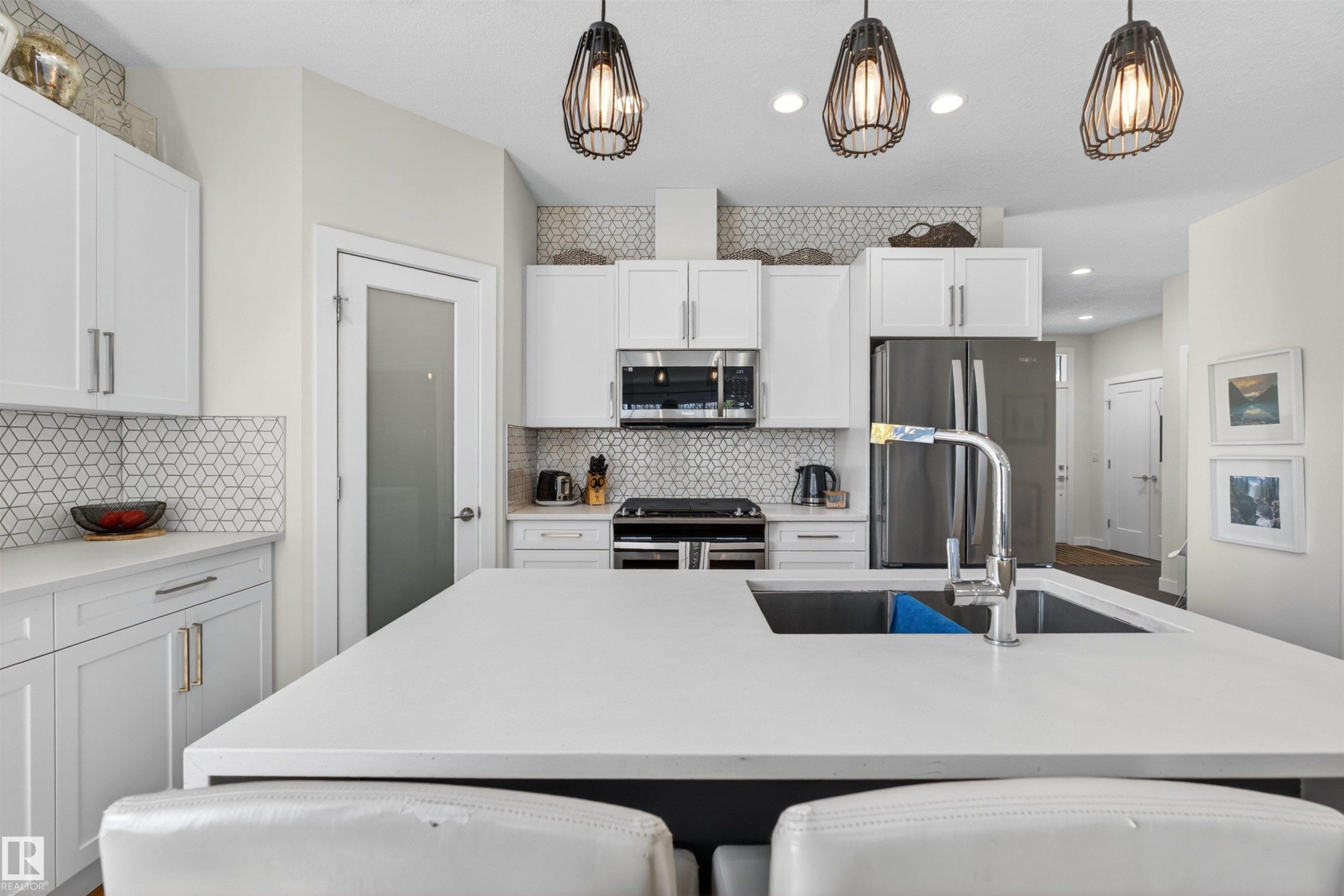 3381 Chickadee Drive, Edmonton, AB - Indoor Photo Showing Kitchen With Upgraded Kitchen