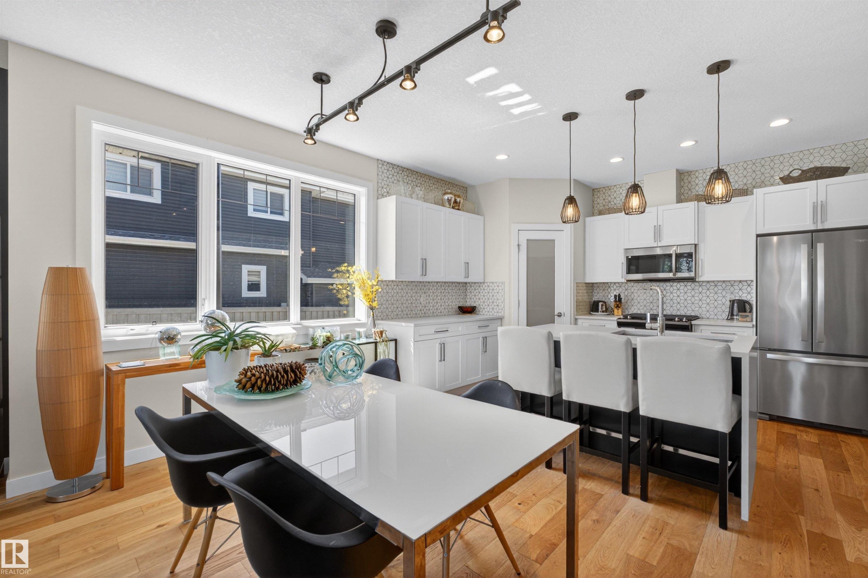 3381 Chickadee Drive, Edmonton, AB - Indoor Photo Showing Kitchen With Upgraded Kitchen