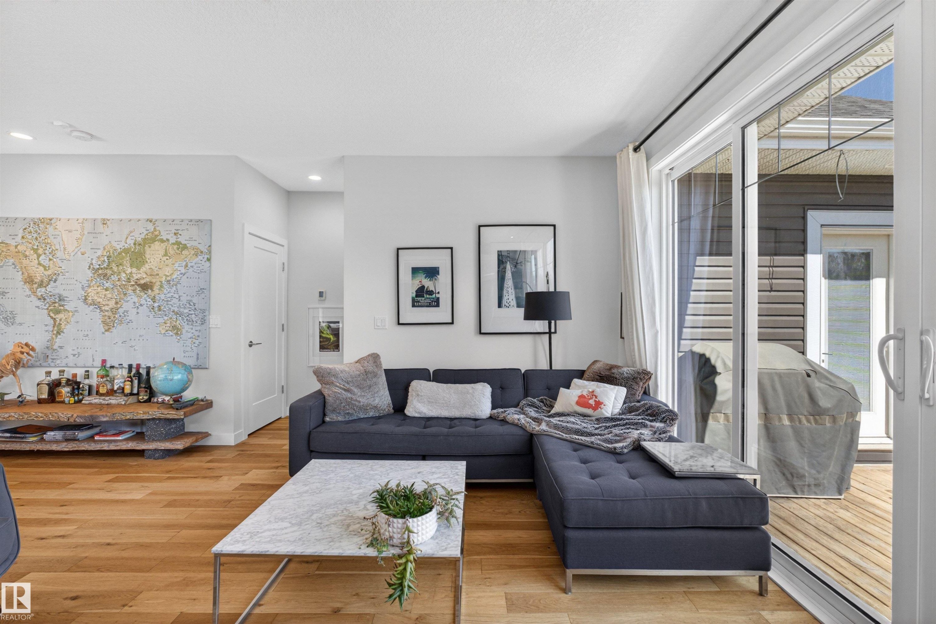 3381 Chickadee Drive, Edmonton, AB - Indoor Photo Showing Living Room