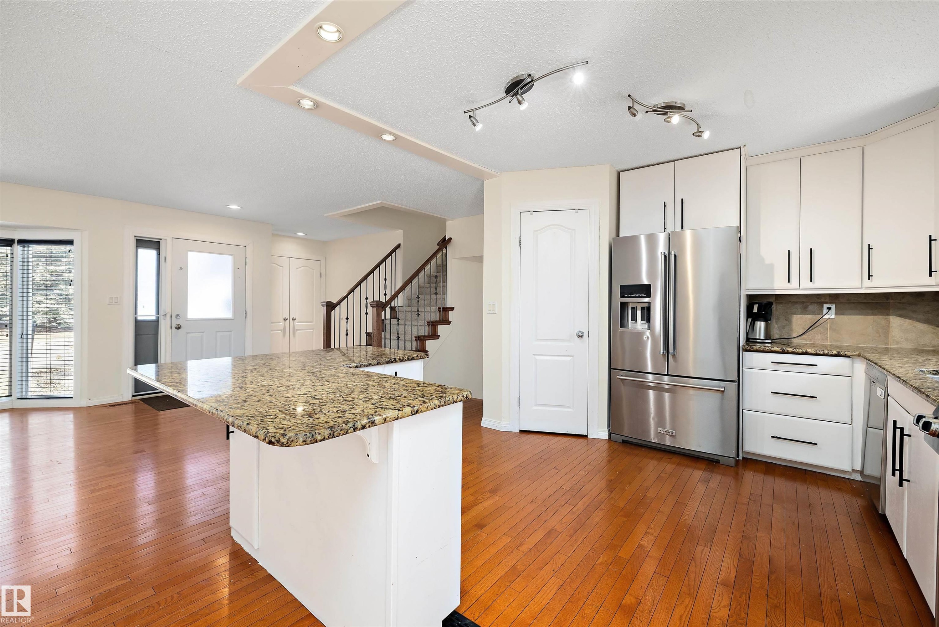 115 Walker Road, Edmonton, AB - Indoor Photo Showing Kitchen With Upgraded Kitchen