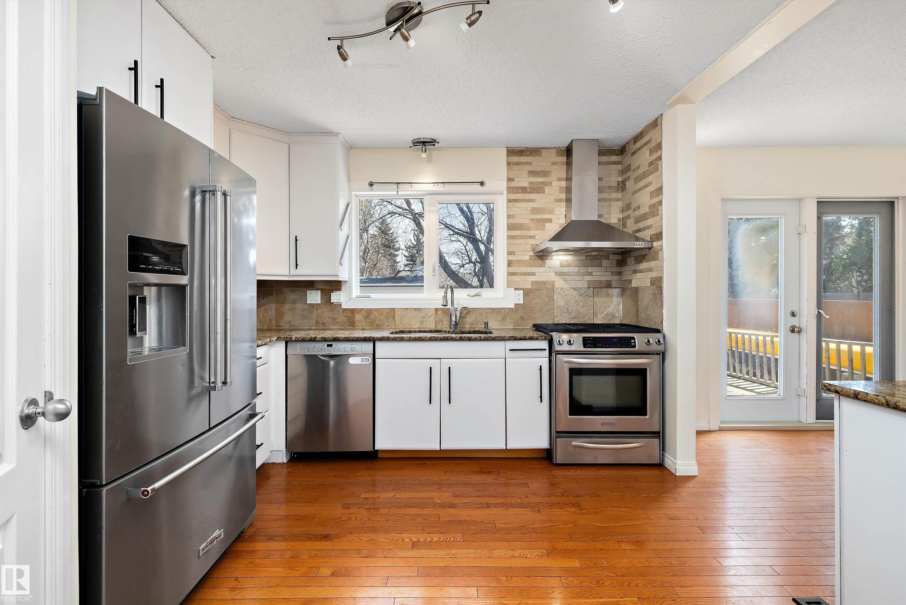 115 Walker Road, Edmonton, AB - Indoor Photo Showing Kitchen With Upgraded Kitchen