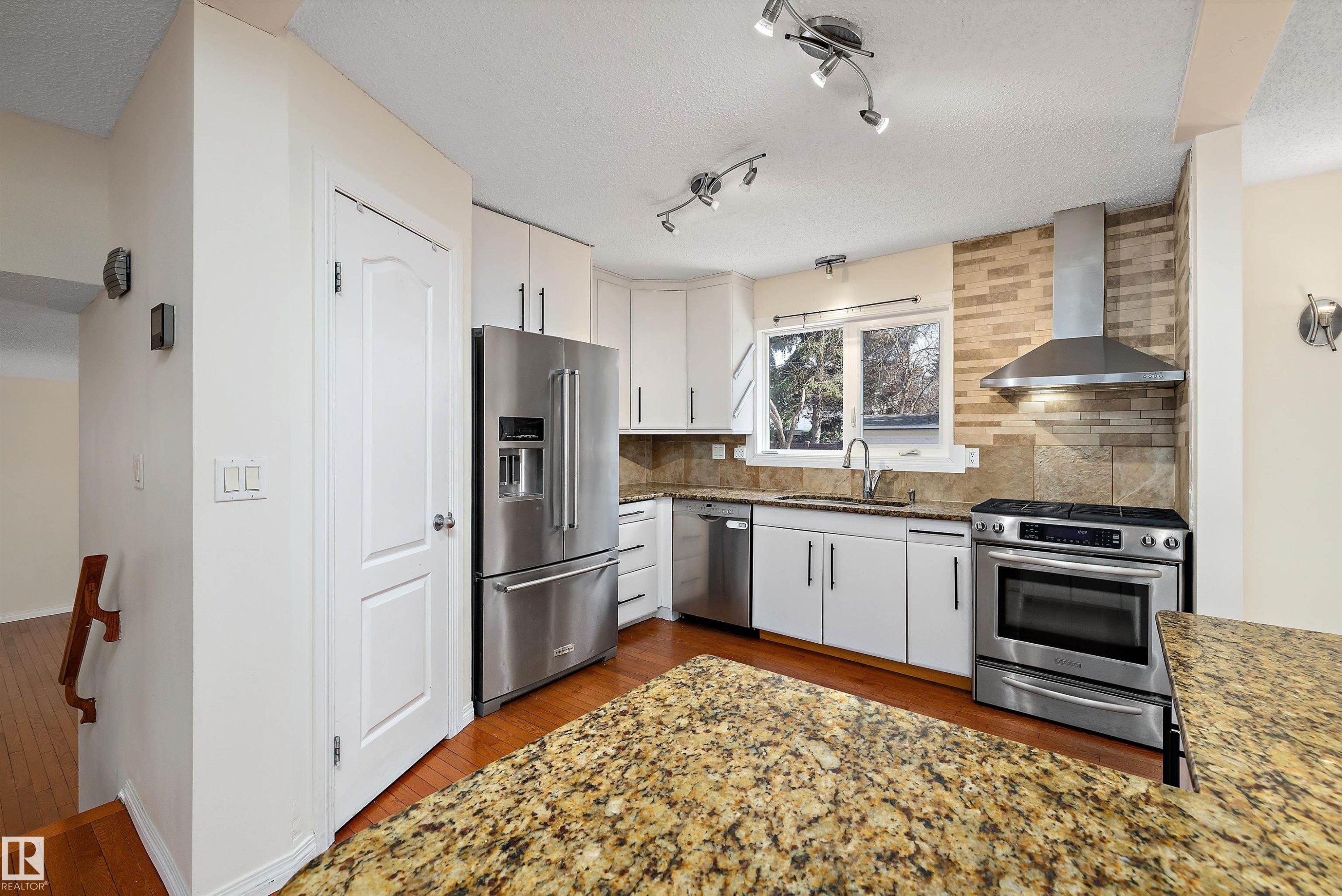 115 Walker Road, Edmonton, AB - Indoor Photo Showing Kitchen