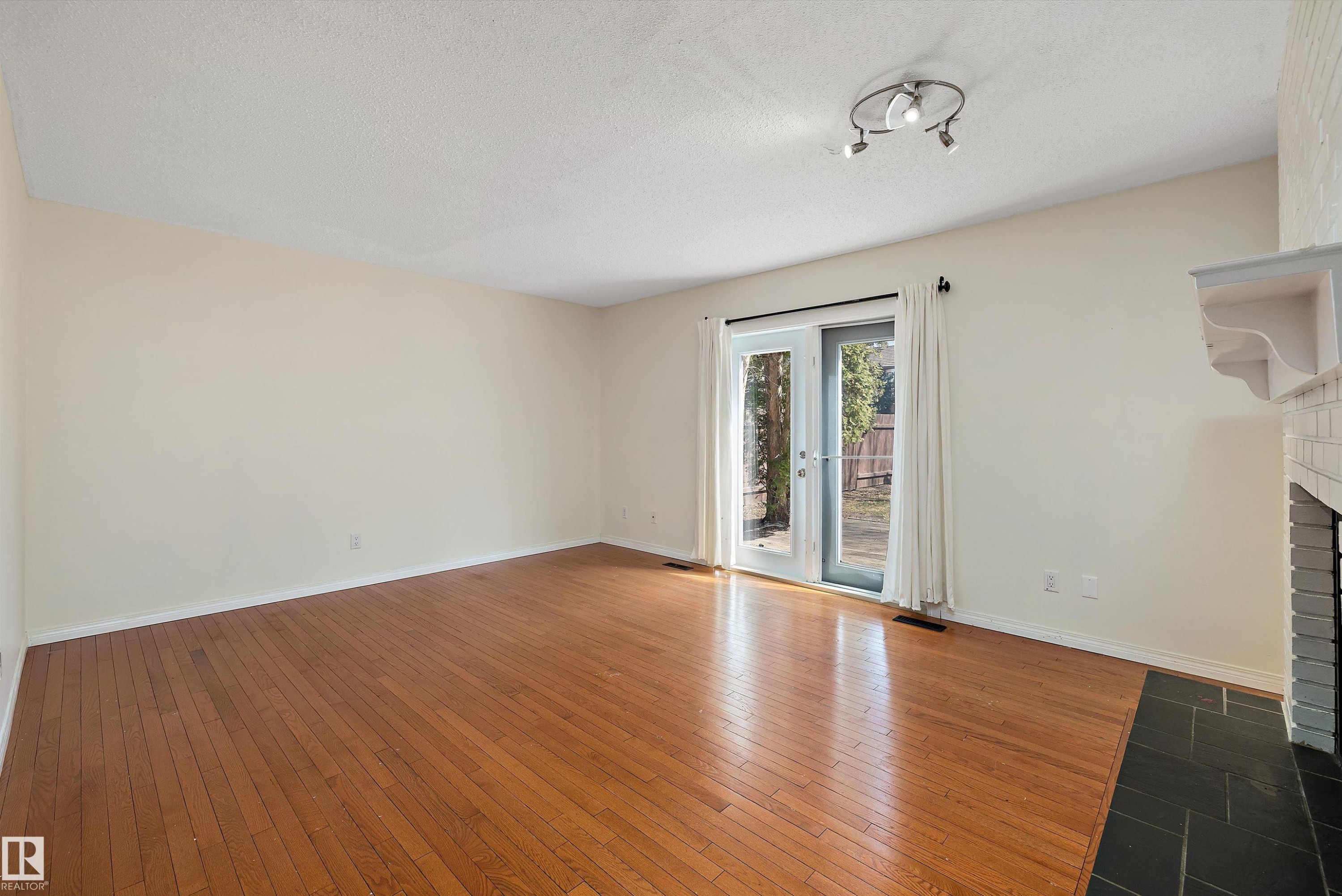 115 Walker Road, Edmonton, AB - Indoor Photo Showing Other Room