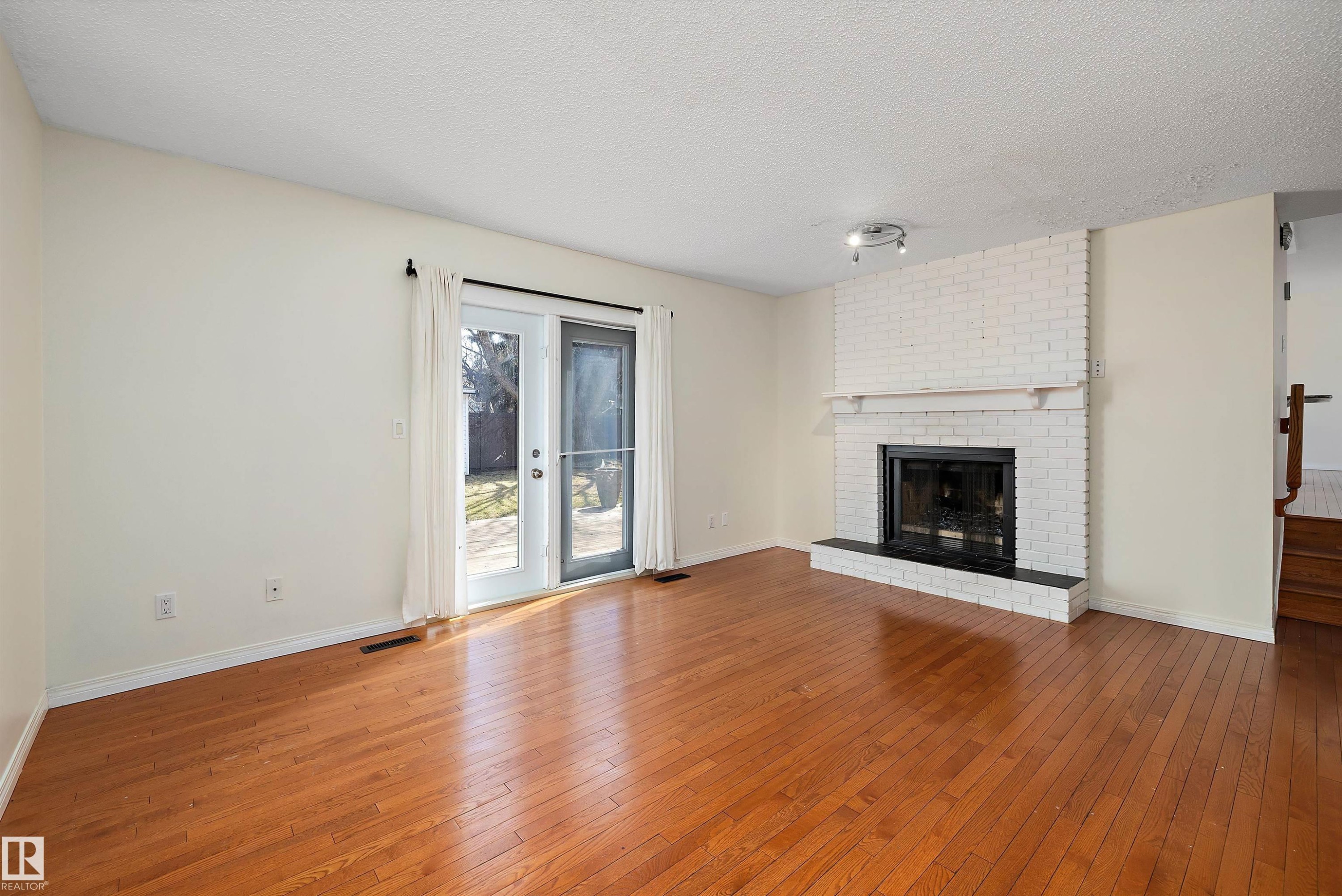 115 Walker Road, Edmonton, AB - Indoor Photo Showing Living Room With Fireplace