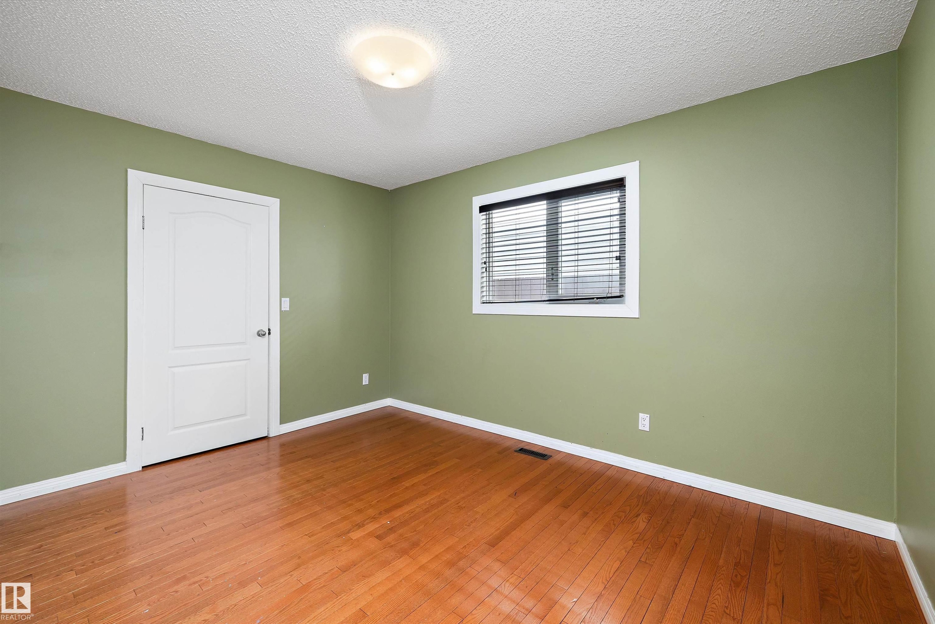 115 Walker Road, Edmonton, AB - Indoor Photo Showing Other Room