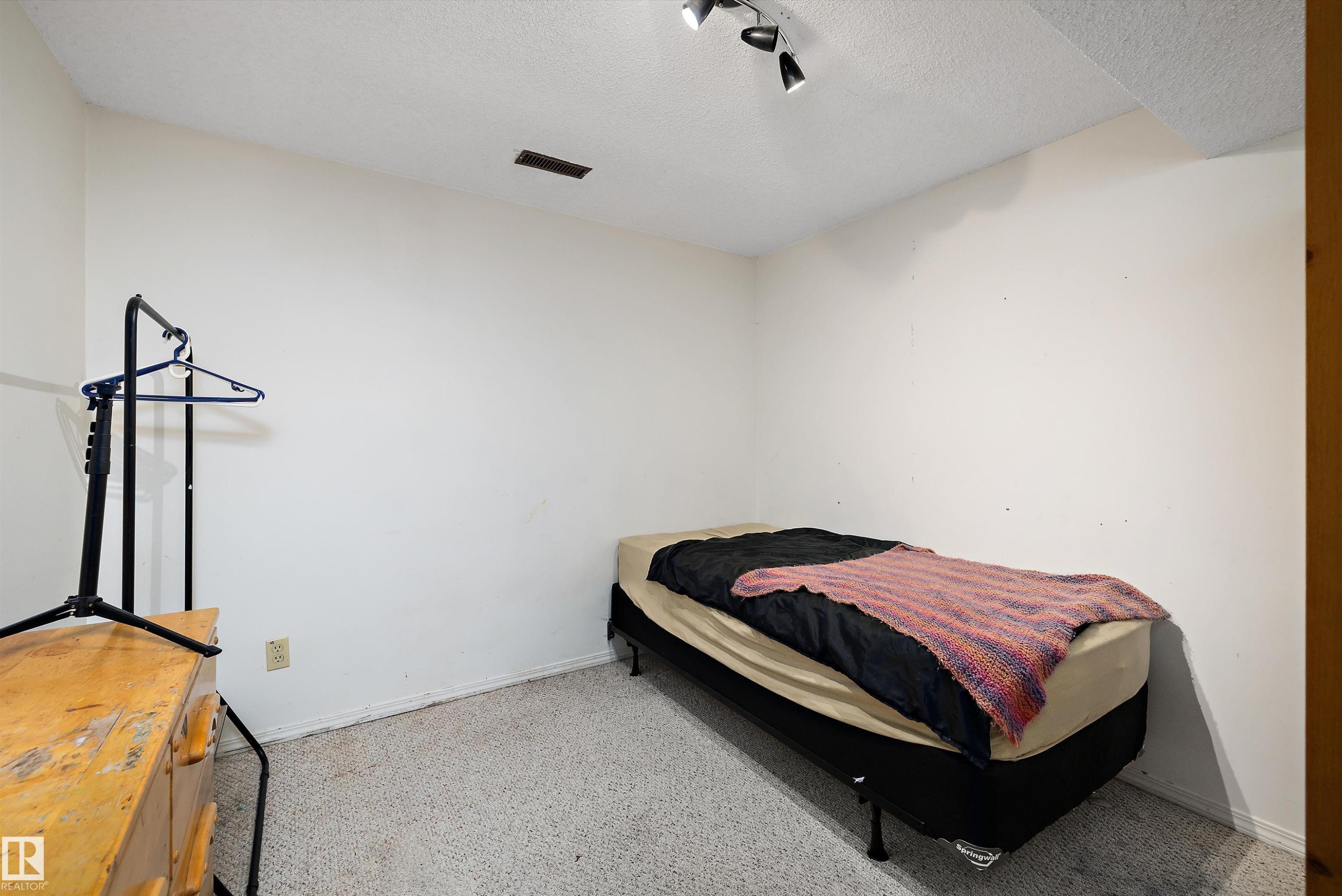115 Walker Road, Edmonton, AB - Indoor Photo Showing Bedroom