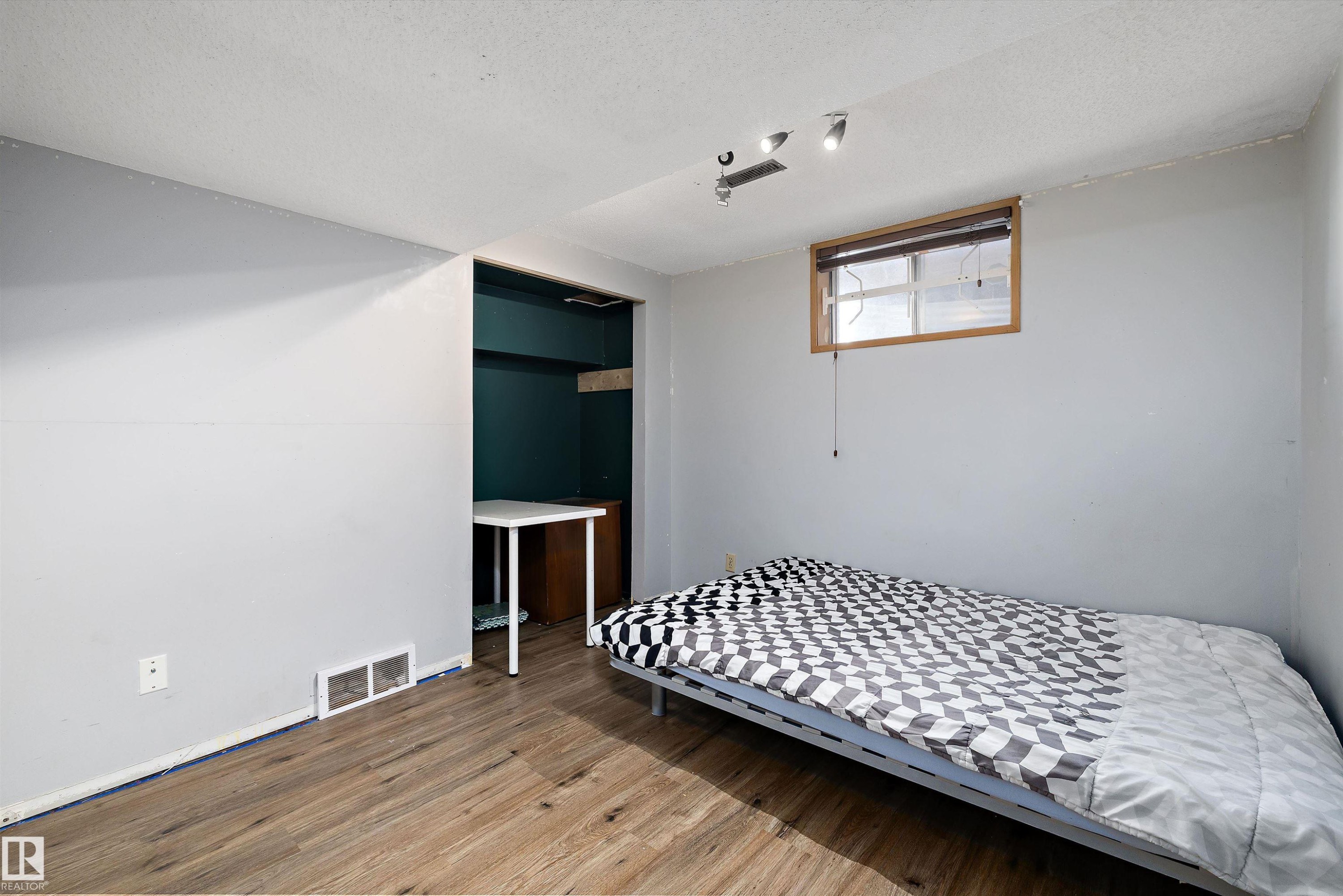 115 Walker Road, Edmonton, AB - Indoor Photo Showing Bedroom