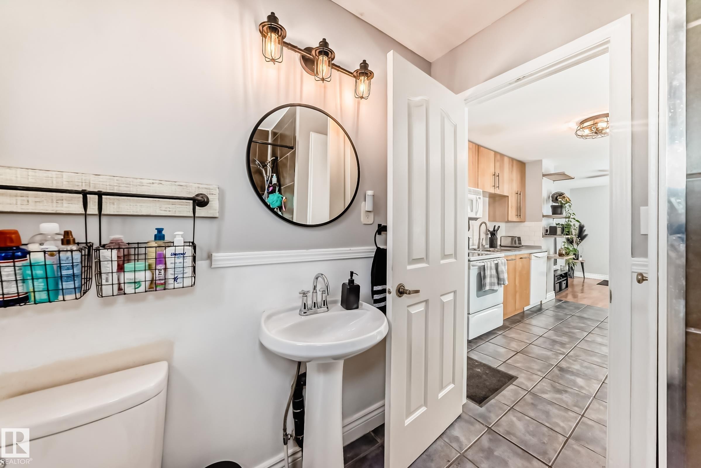 12146 95 Street, Edmonton, AB - Indoor Photo Showing Bathroom
