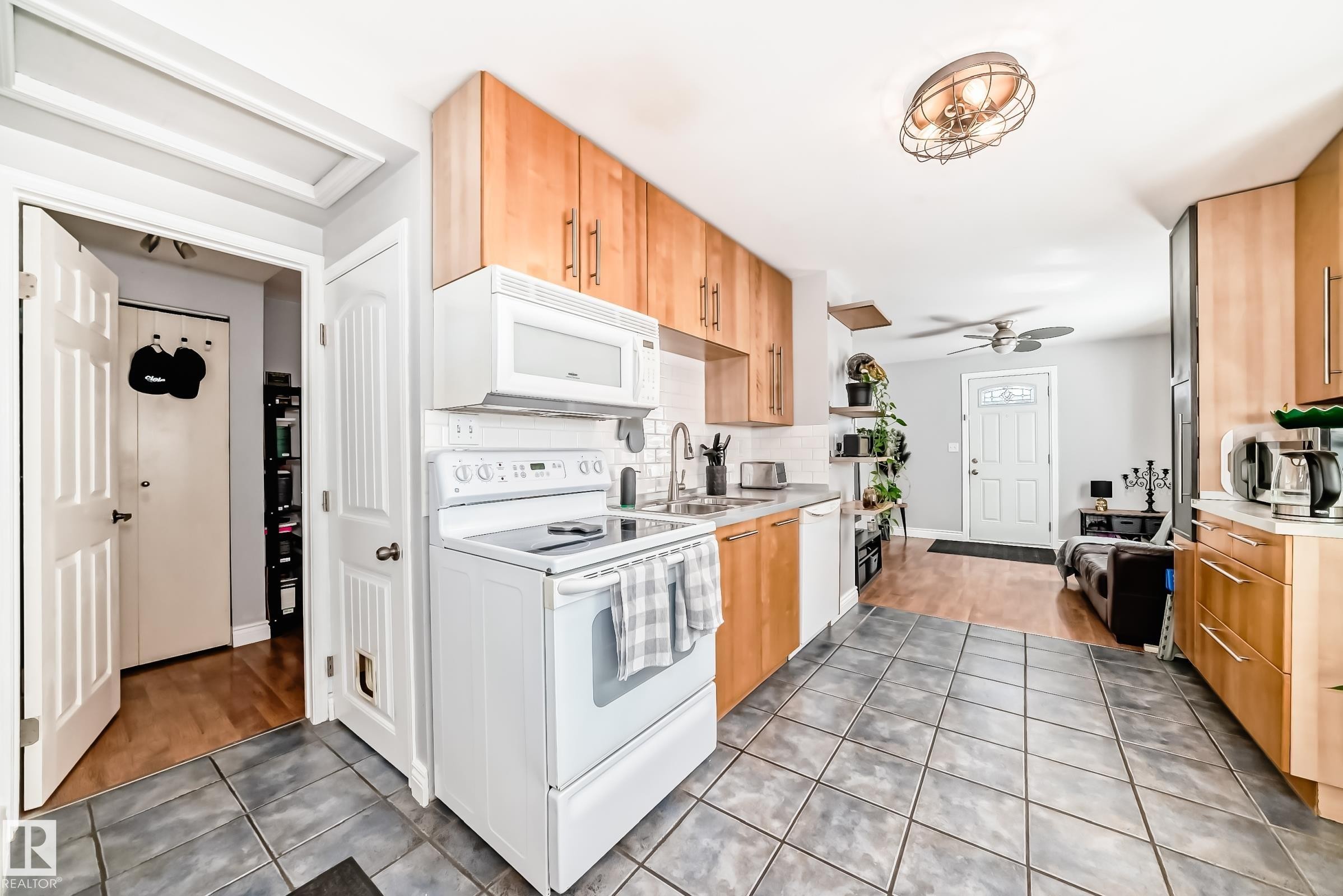 12146 95 Street, Edmonton, AB - Indoor Photo Showing Kitchen