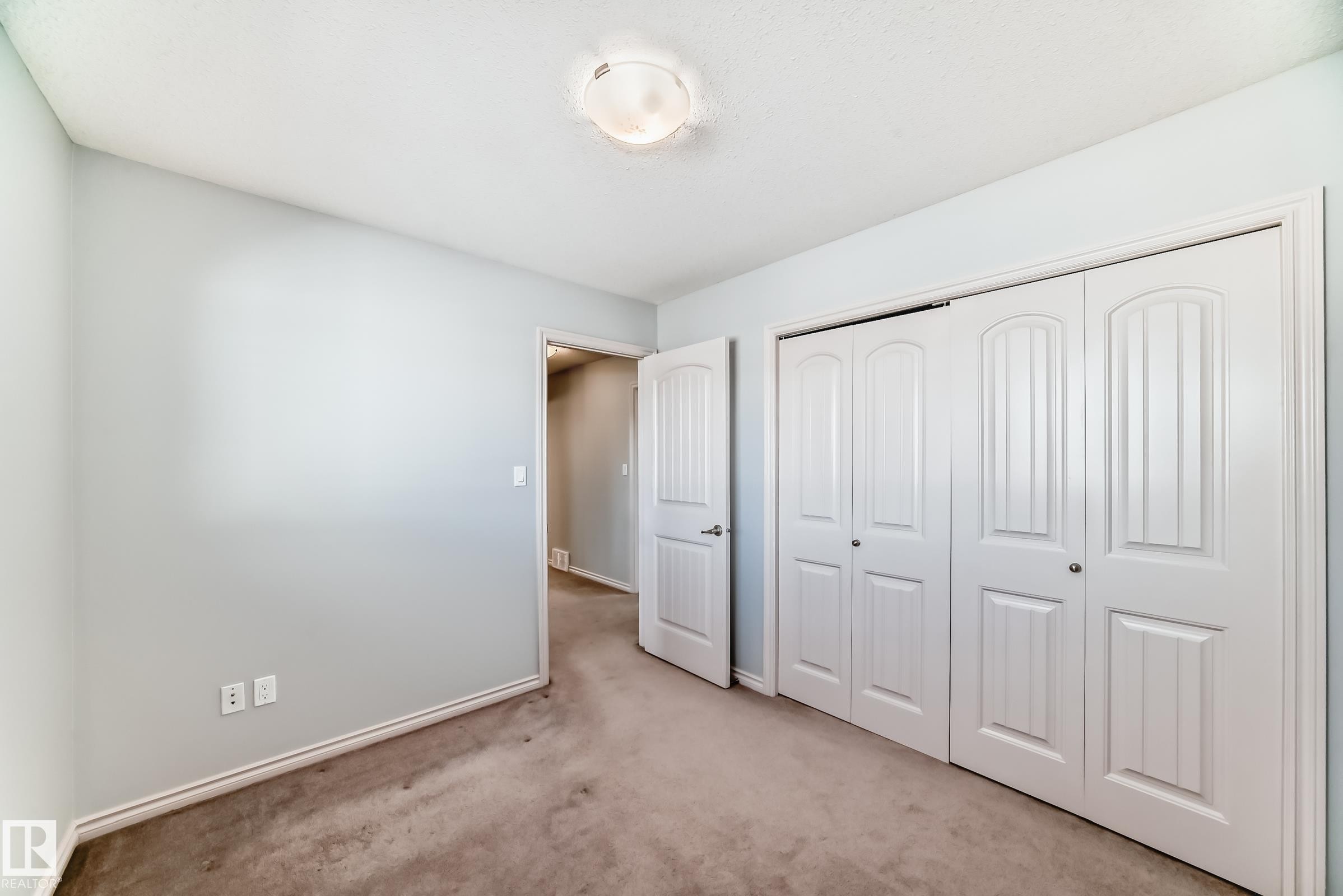Neutral-toned carpeting paired with light blue painted walls - 6723 19 Avenue, Edmonton, AB - Indoor