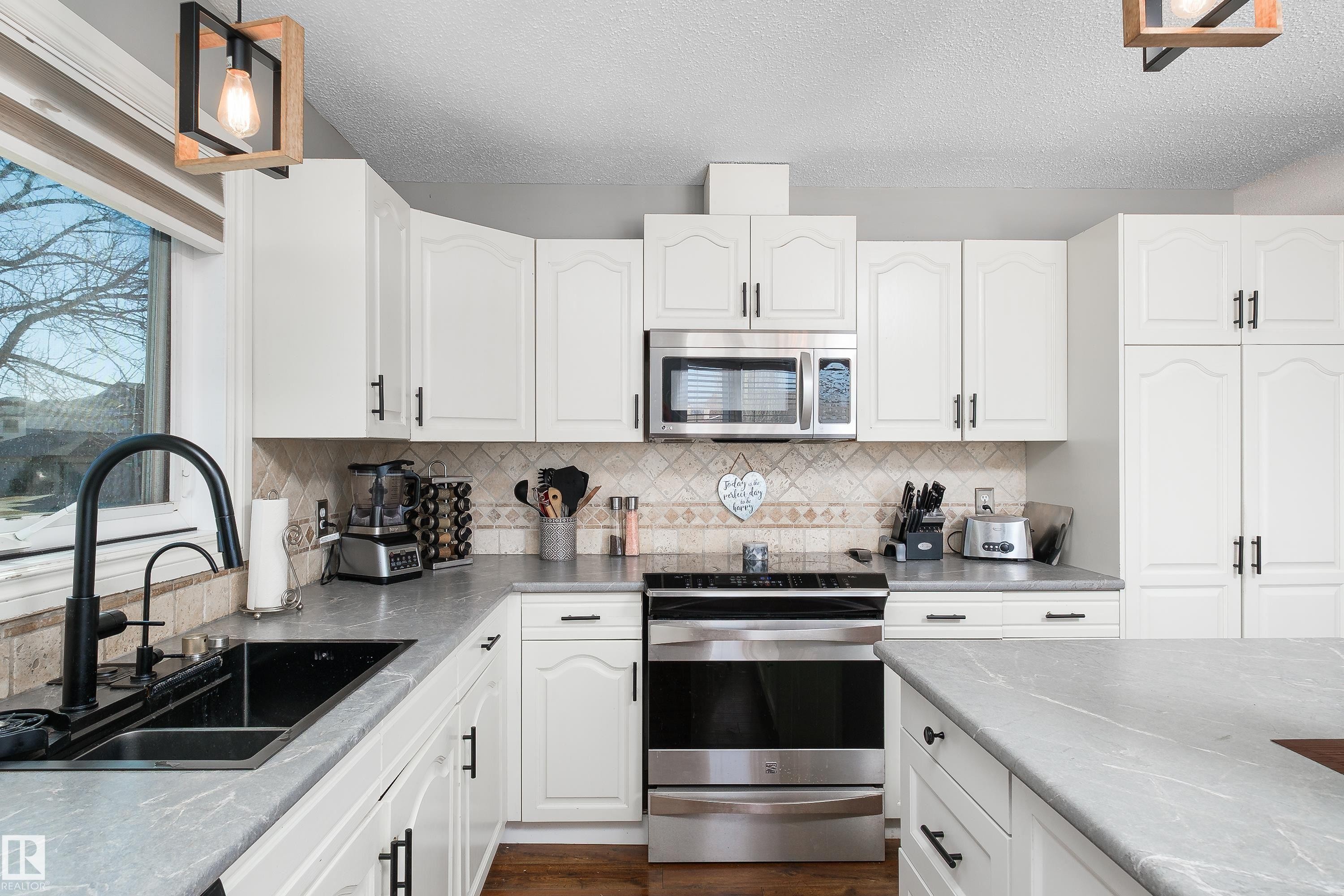 17828 91 Street, Edmonton, AB - Indoor Photo Showing Kitchen With Double Sink With Upgraded Kitchen
