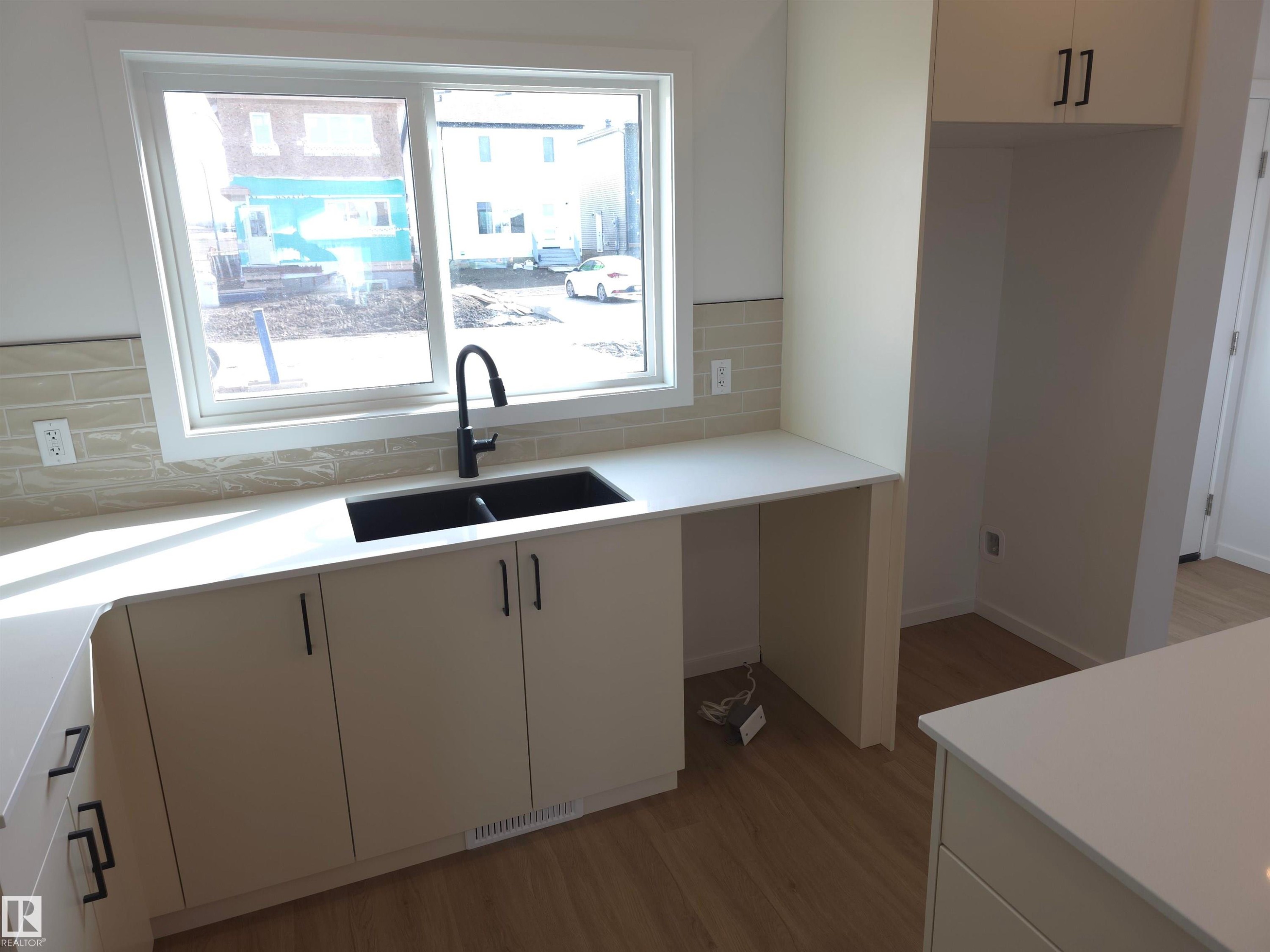 43 Eton Link, Spruce Grove, AB - Indoor Photo Showing Kitchen With Double Sink