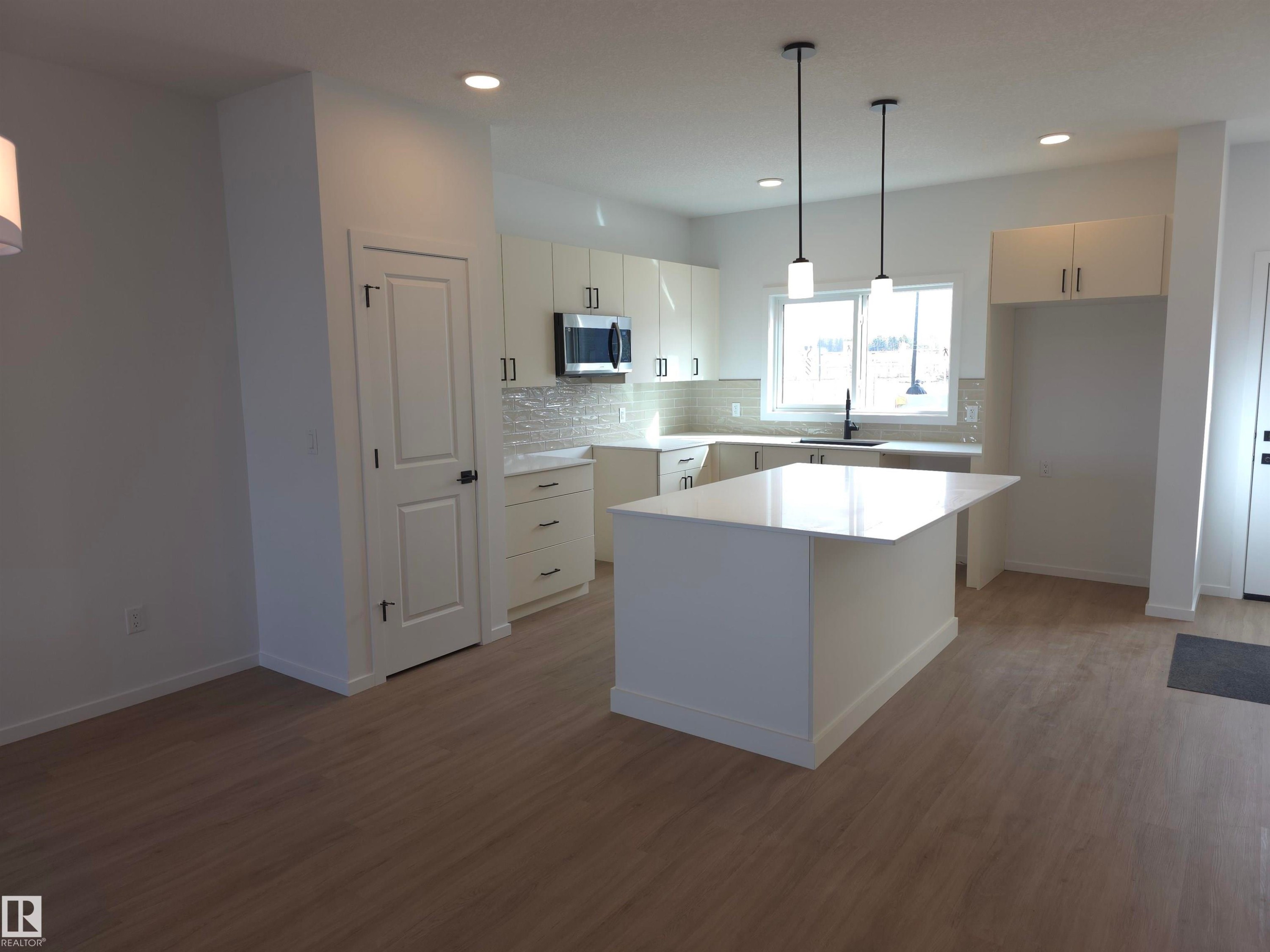 43 Eton Link, Spruce Grove, AB - Indoor Photo Showing Kitchen With Upgraded Kitchen