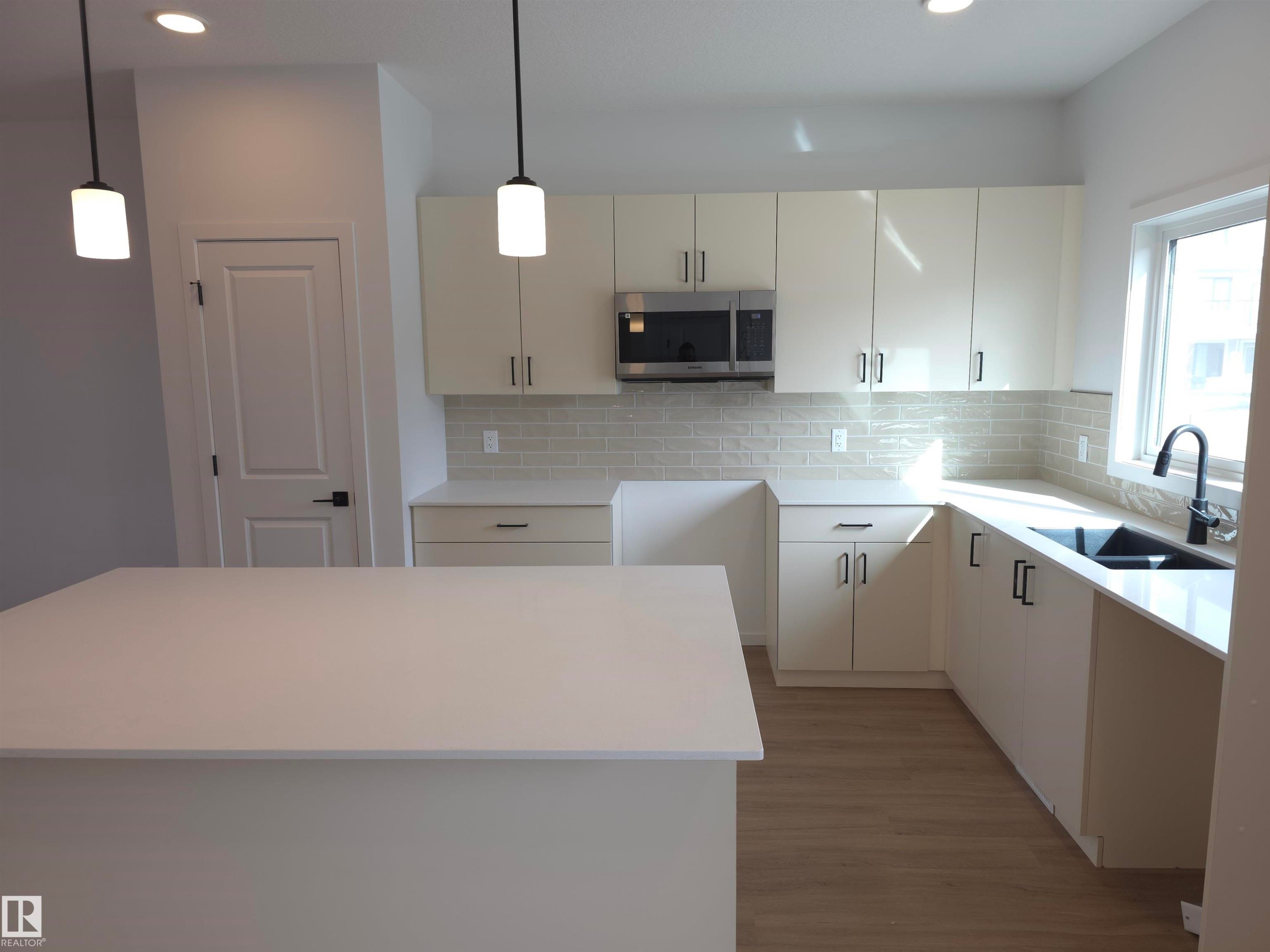 43 Eton Link, Spruce Grove, AB - Indoor Photo Showing Kitchen With Double Sink With Upgraded Kitchen