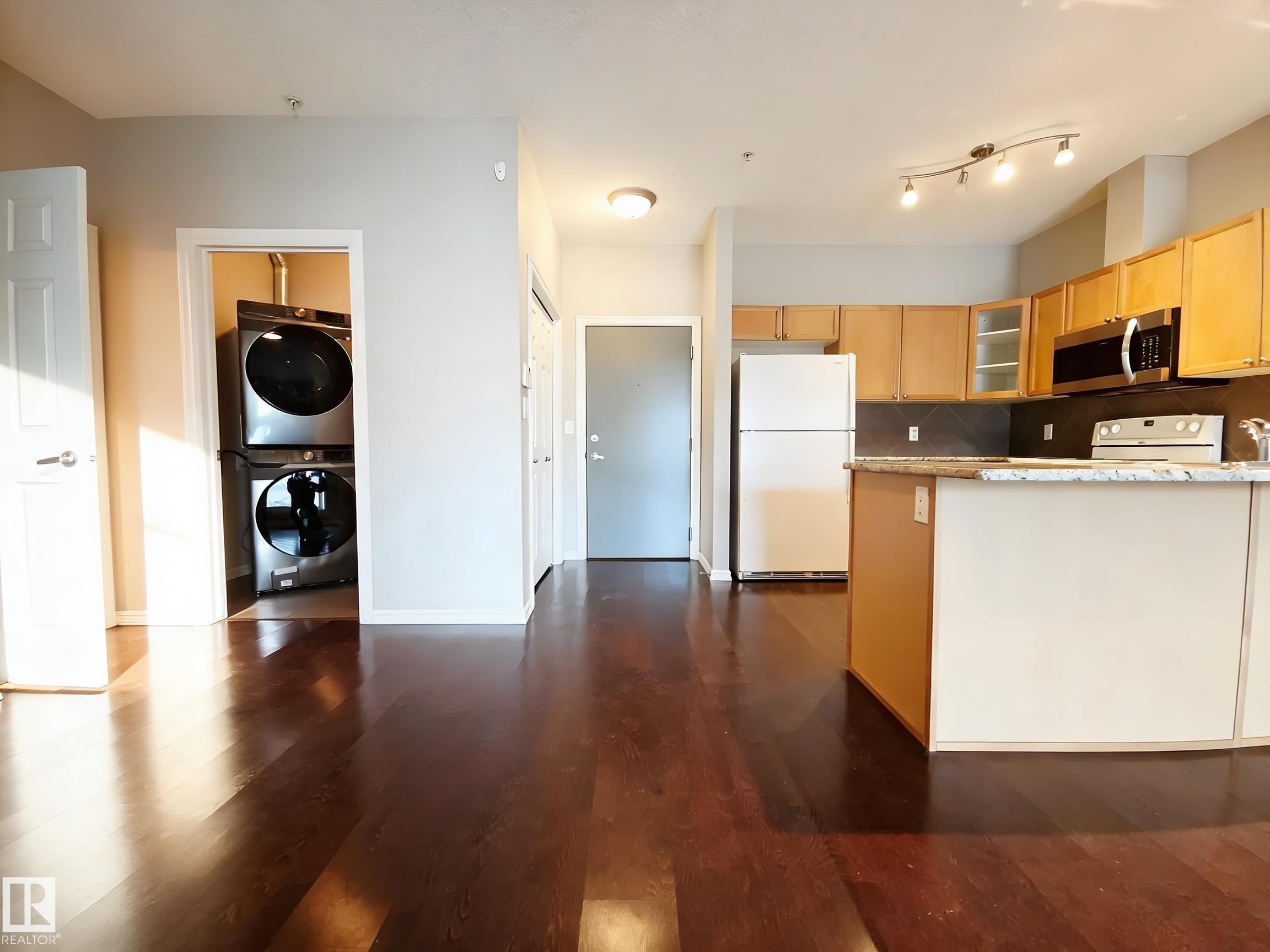 111 226 Macewan Road, Edmonton, AB - Indoor Photo Showing Kitchen